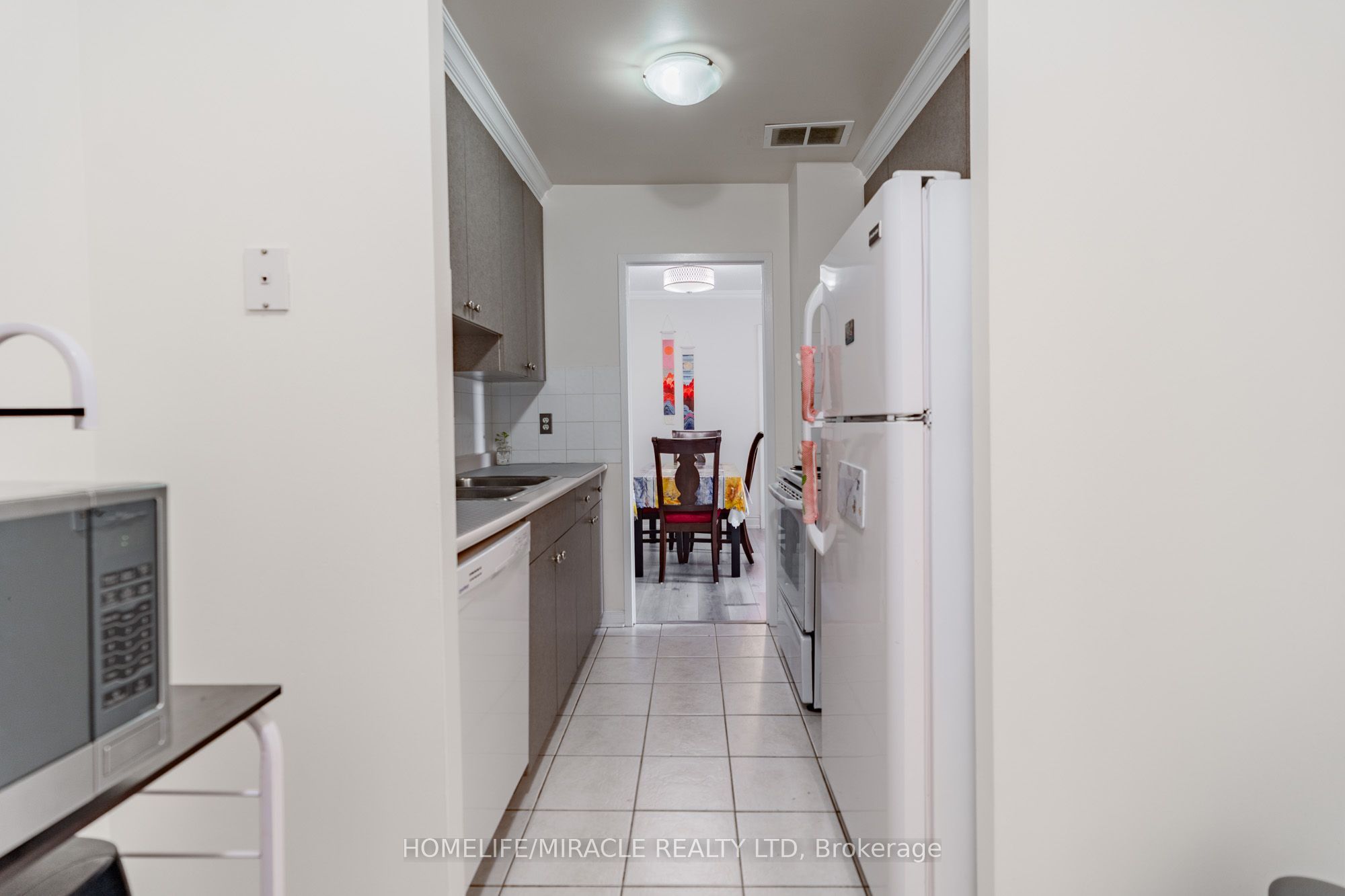 3025 Queen Frederica Drive 807, Mississauga, ON L4Y 3A1 photo 5