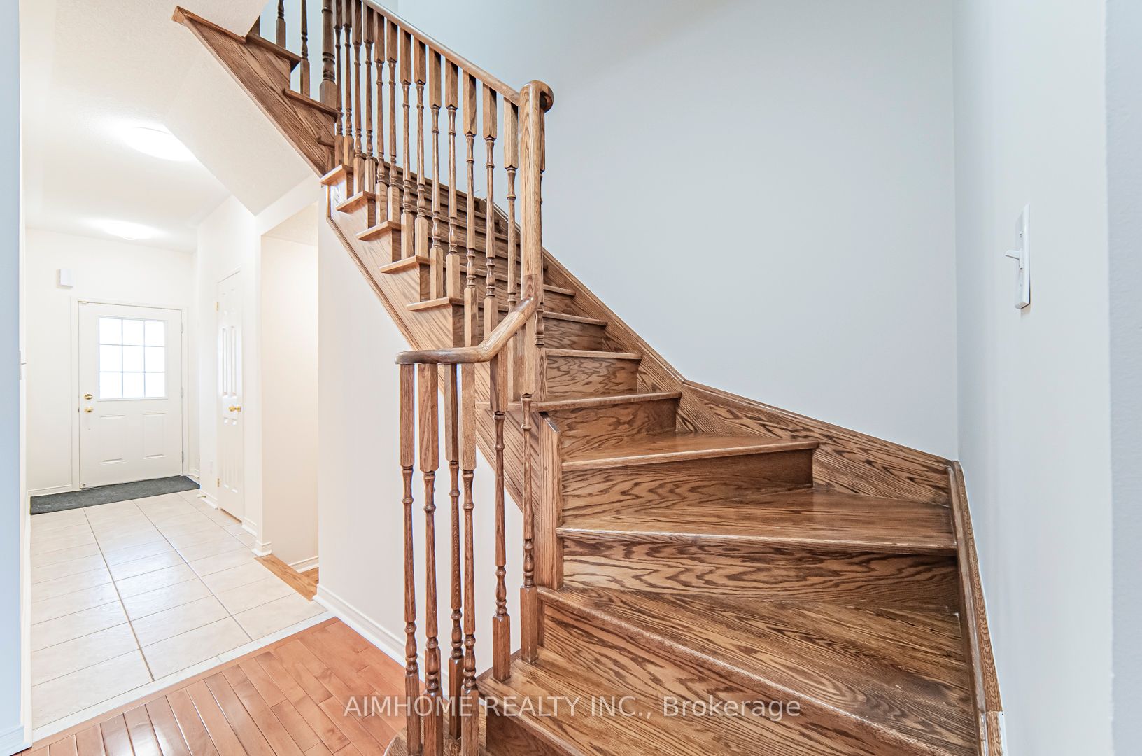 688 Courtney Valley Road, Mississauga, ON L5V 0C3 photo 2