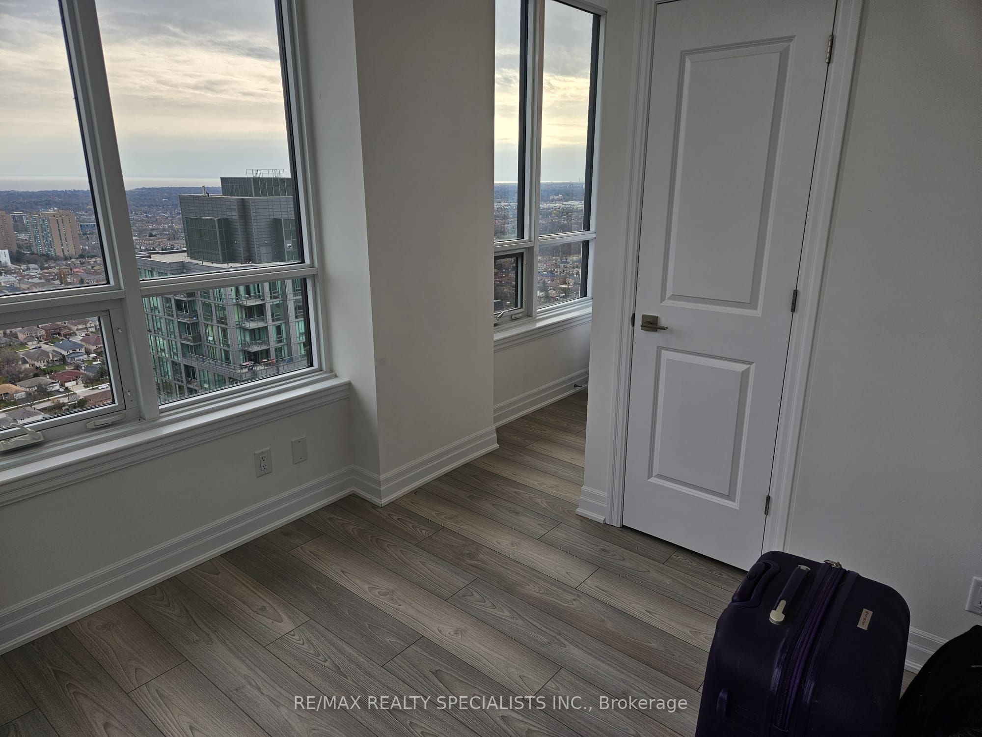 36 ELM Drive W 3605, Mississauga, ON L5B 0N3 photo 3
