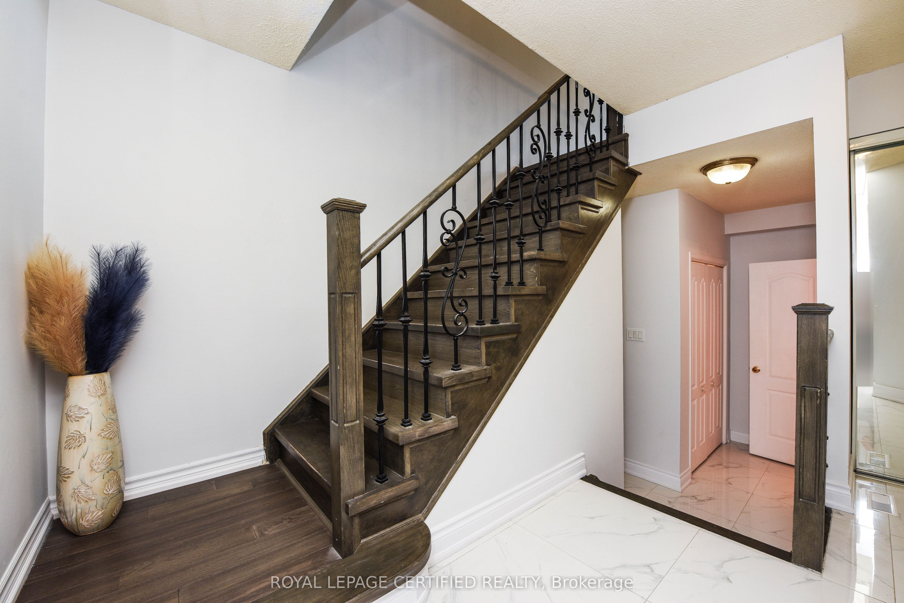 6037 Clover Ridge Crescent, Mississauga, ON L5N 7B4 photo 2