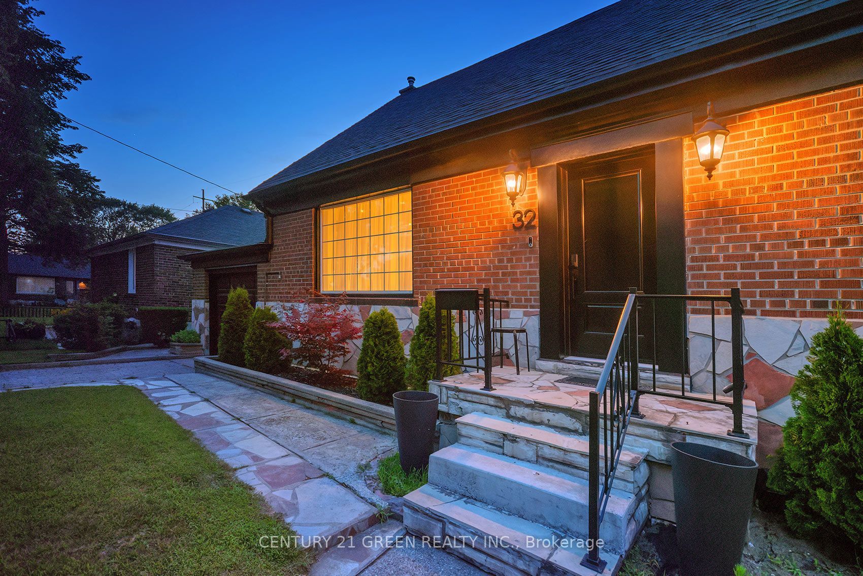 32 Castlebar Road, Toronto, ON M8Z 2J5