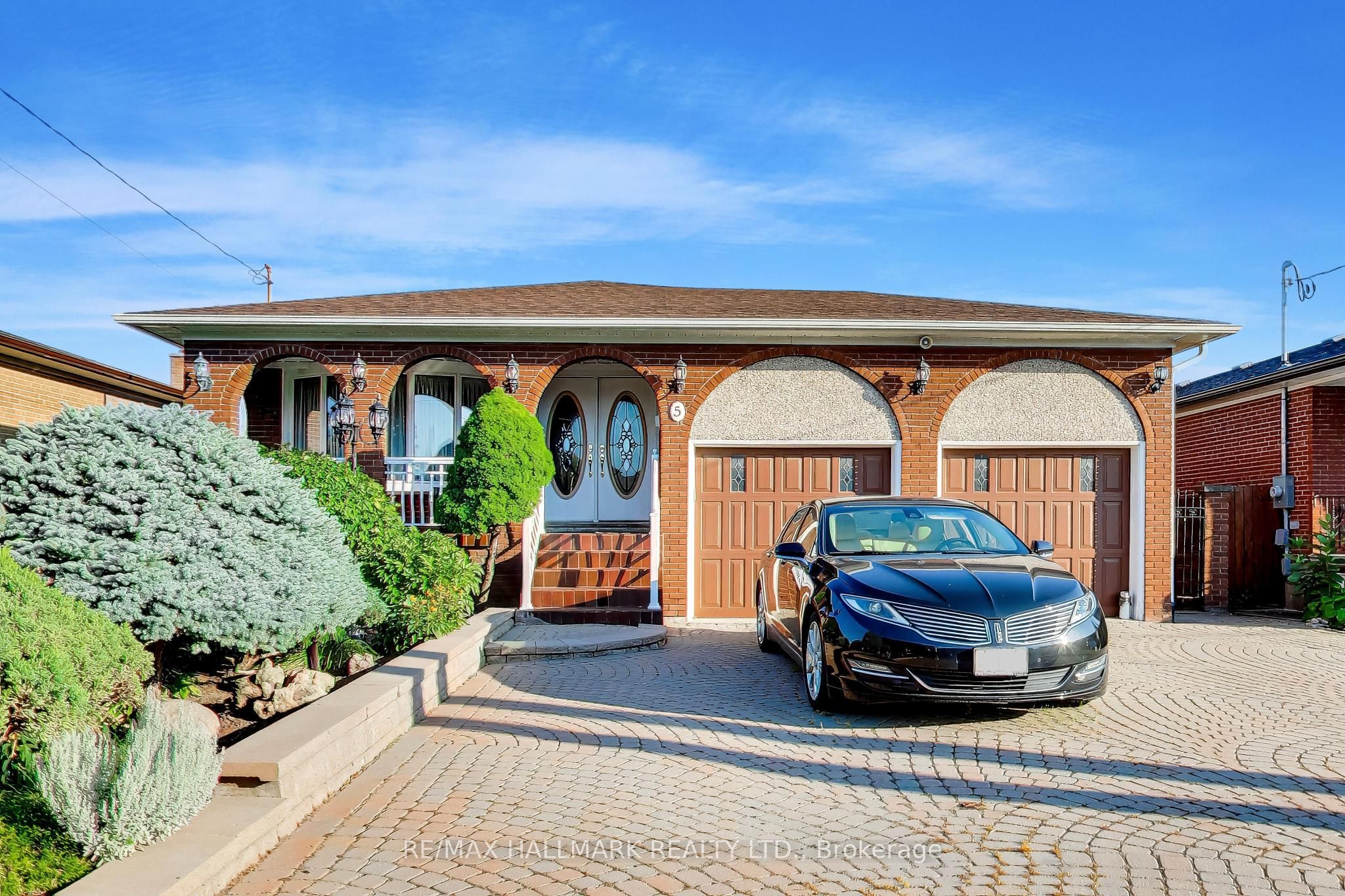5 Byworth Boulevard, Toronto, ON M9R 1W7