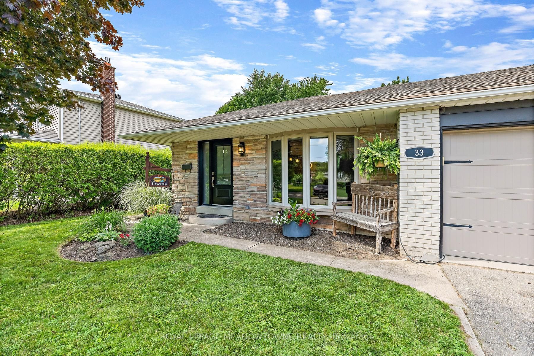 33 Fagan Drive, Halton Hills, ON L7G 4P4 photo 2