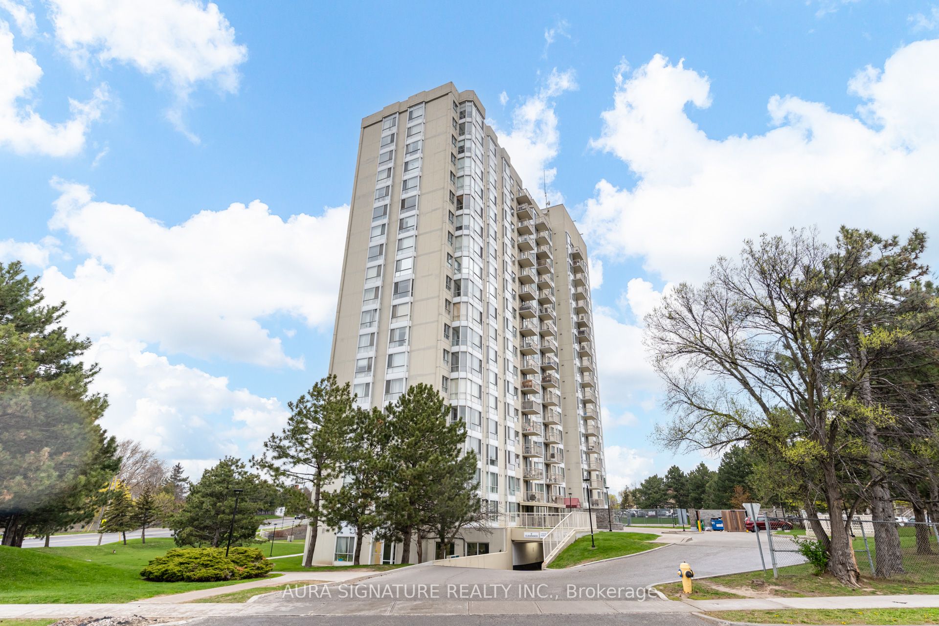 3077 Weston Road 401, Toronto, ON M9M 3A1