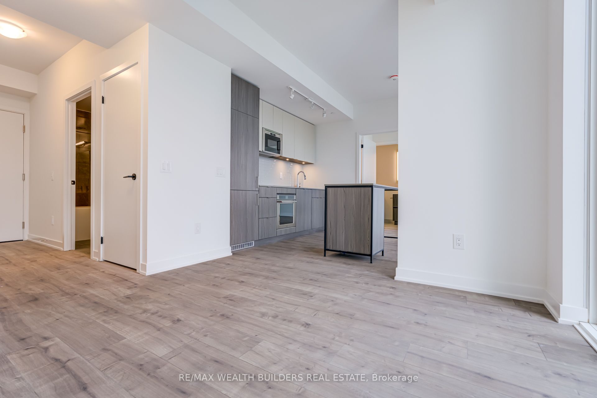 220 Missinnihe Way 714, Mississauga, ON L5H 0A9 photo 3