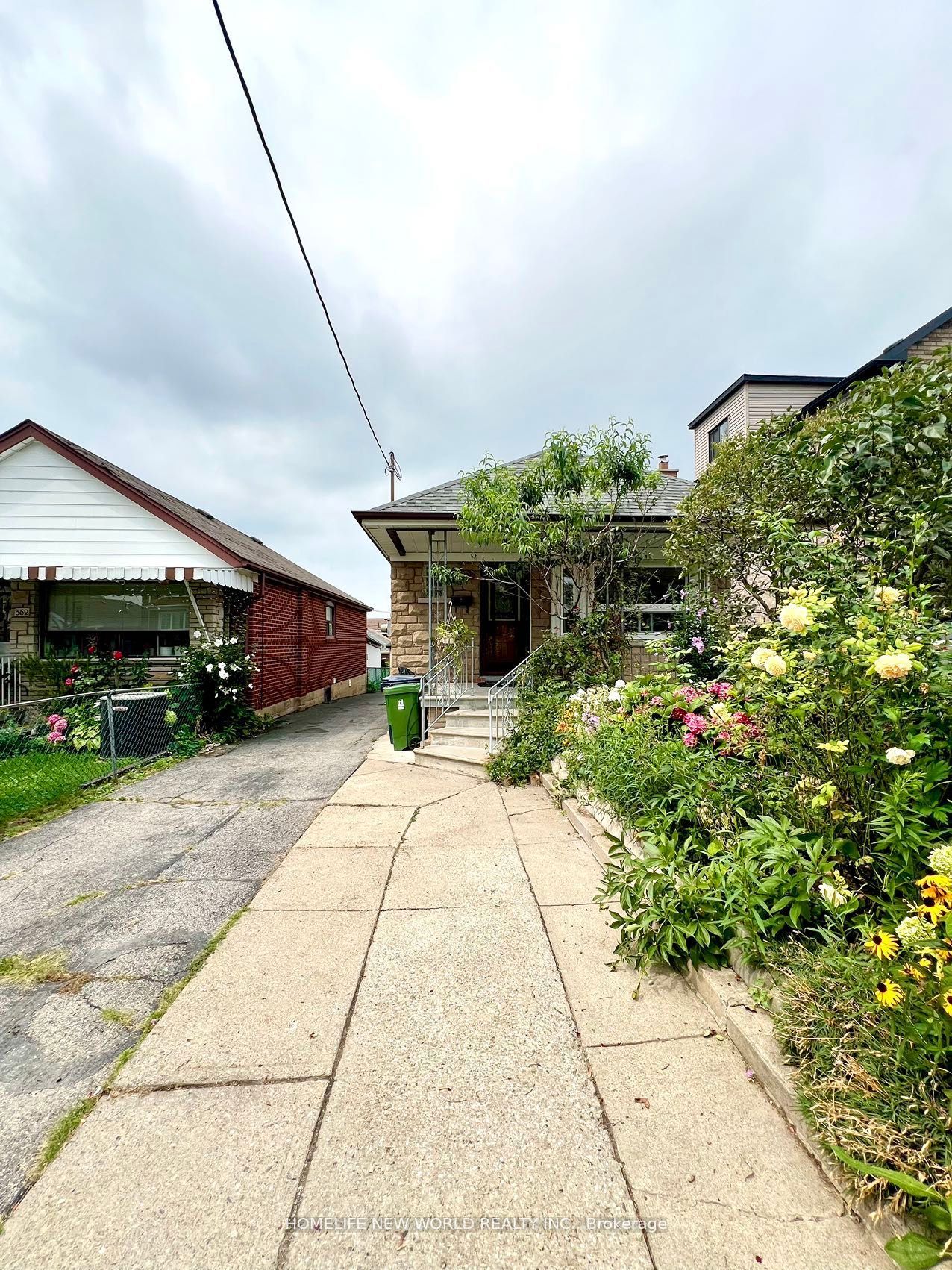354 Kane Avenue Main, Toronto, ON M6M 3P4