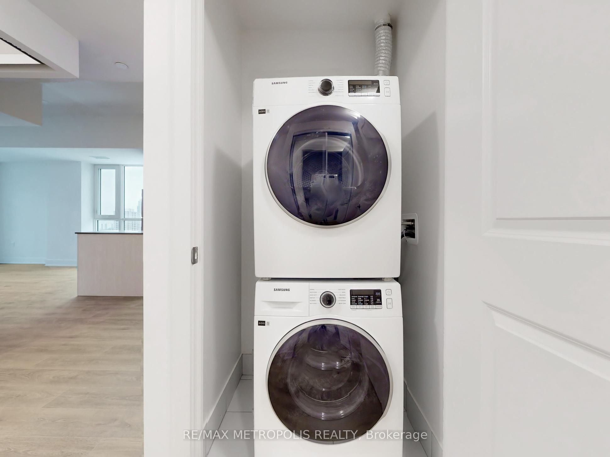 204 Burnhamthorpe Road E 1602, Mississauga, ON L5A 0B3 photo 3
