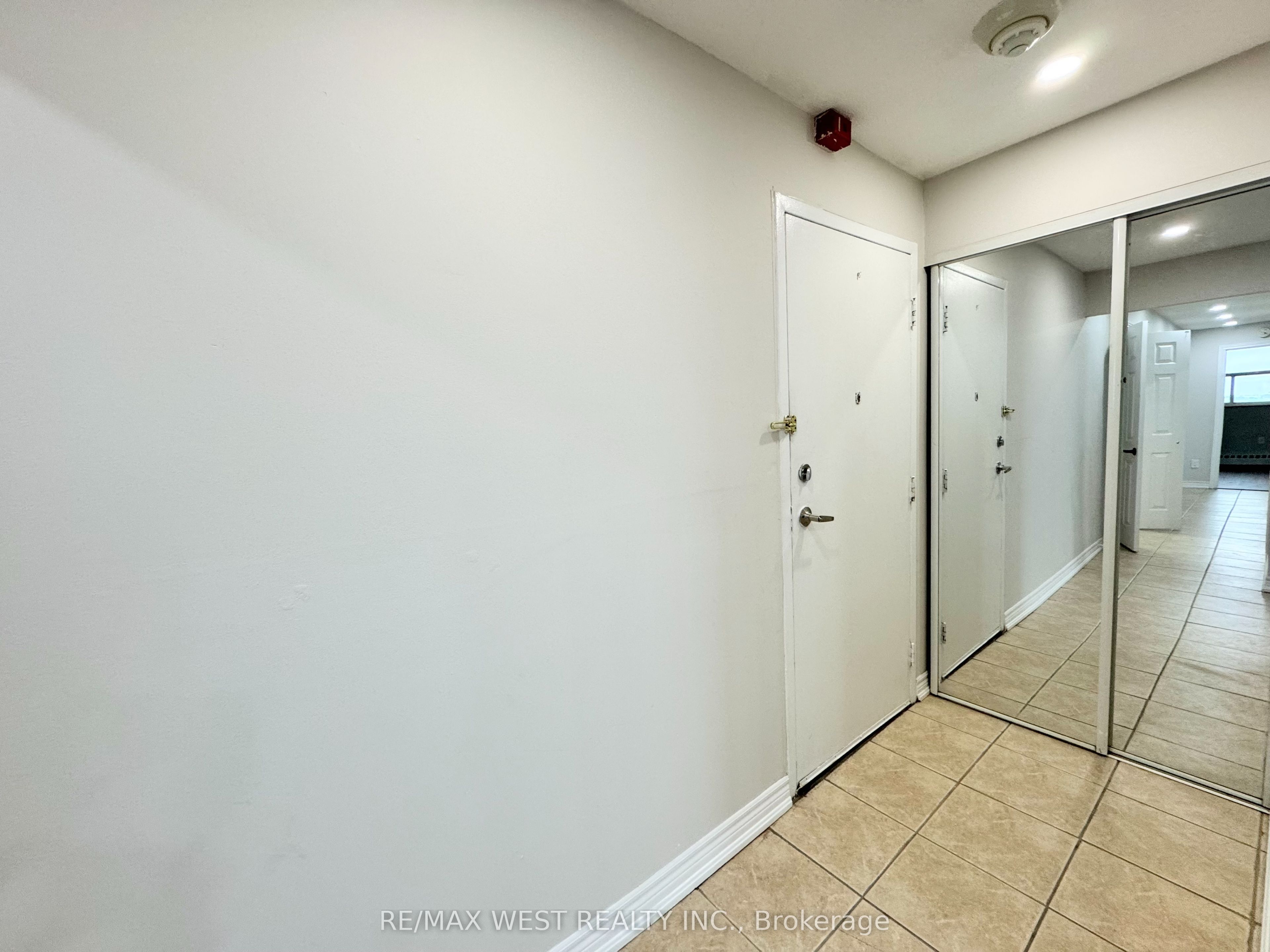 3533 Derry Road E 709, Mississauga, ON L4T 1B1 photo 2