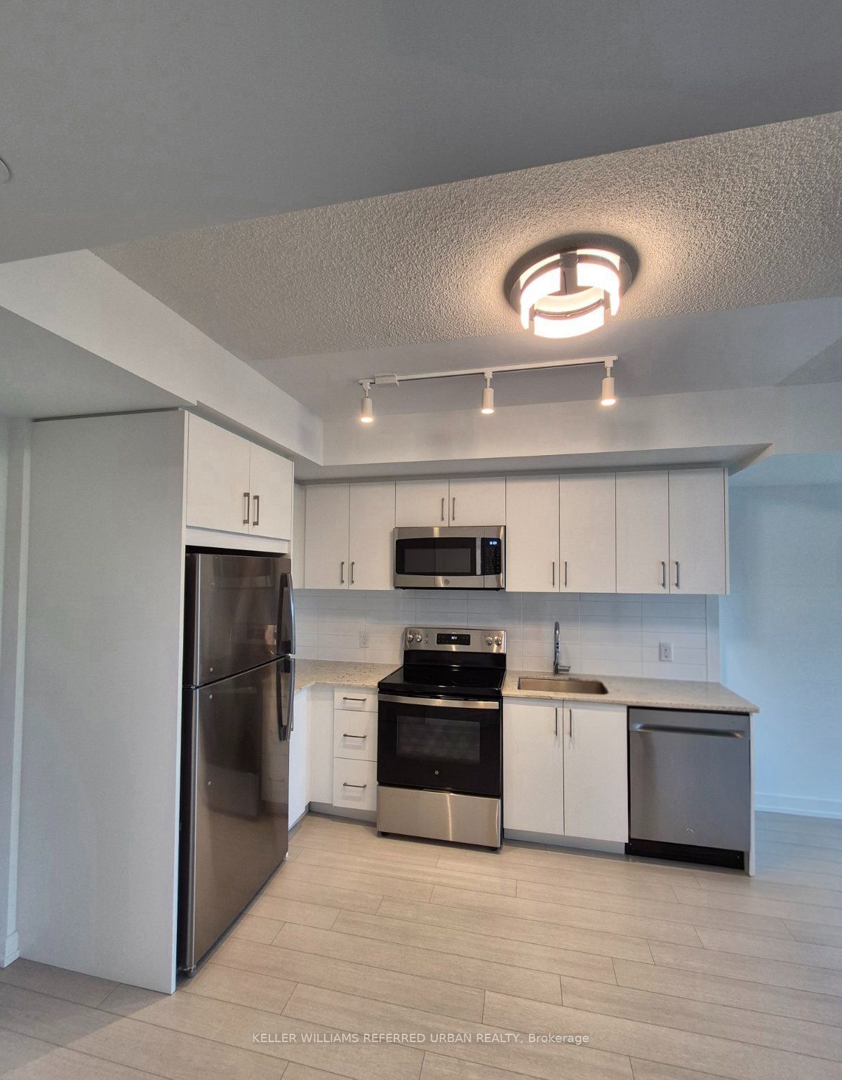 4010 Eglinton Avenue W 1014, Toronto, ON M9A 0G5 photo 2
