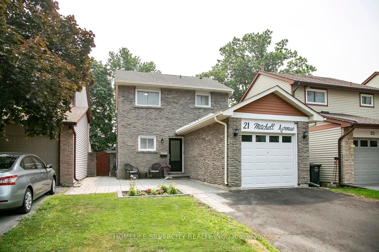 21 Mitchell Avenue, Brampton, ON L6Z 1H2 photo 2