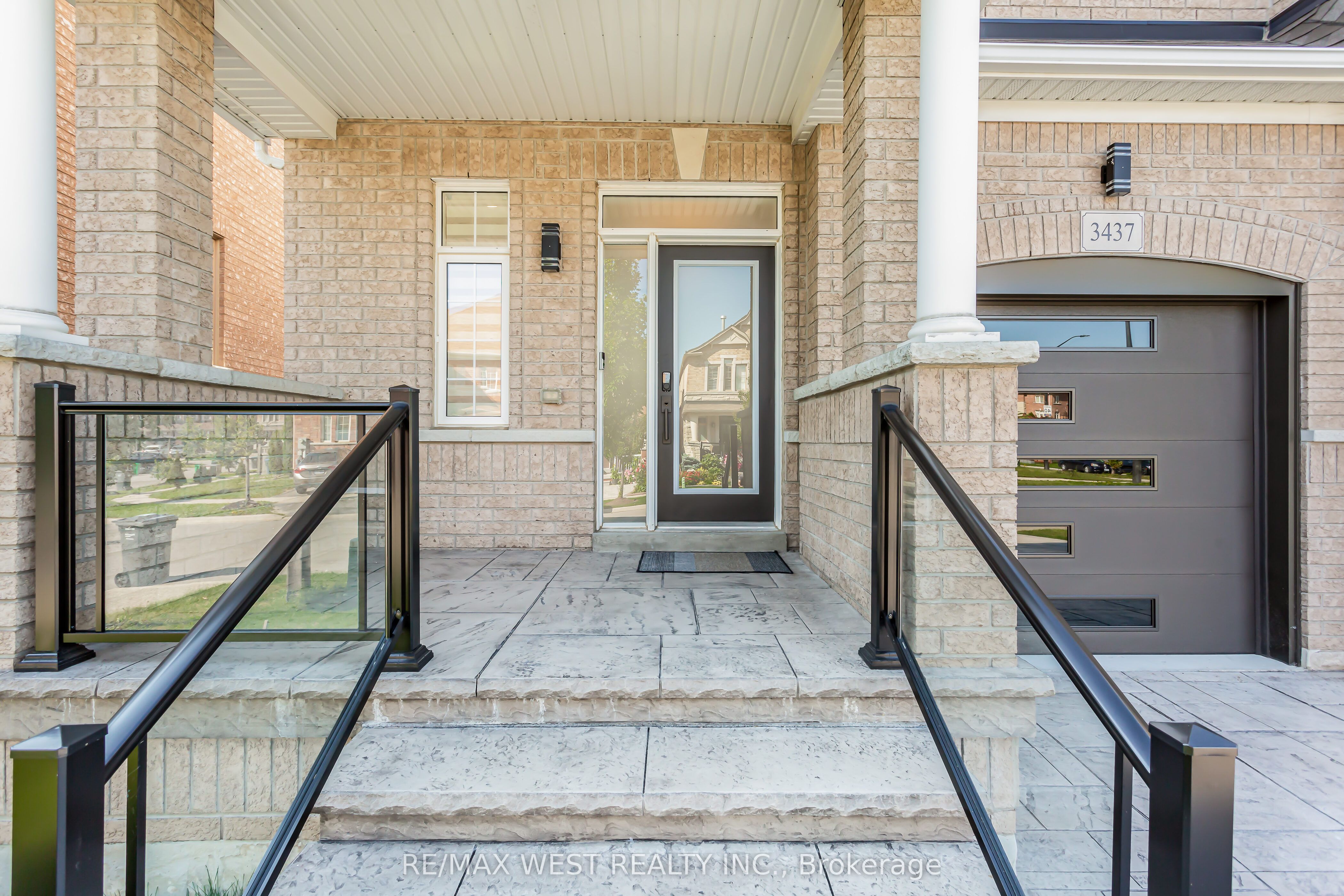 3437 Park Heights Way, Mississauga, ON L5M 0V5 photo 2