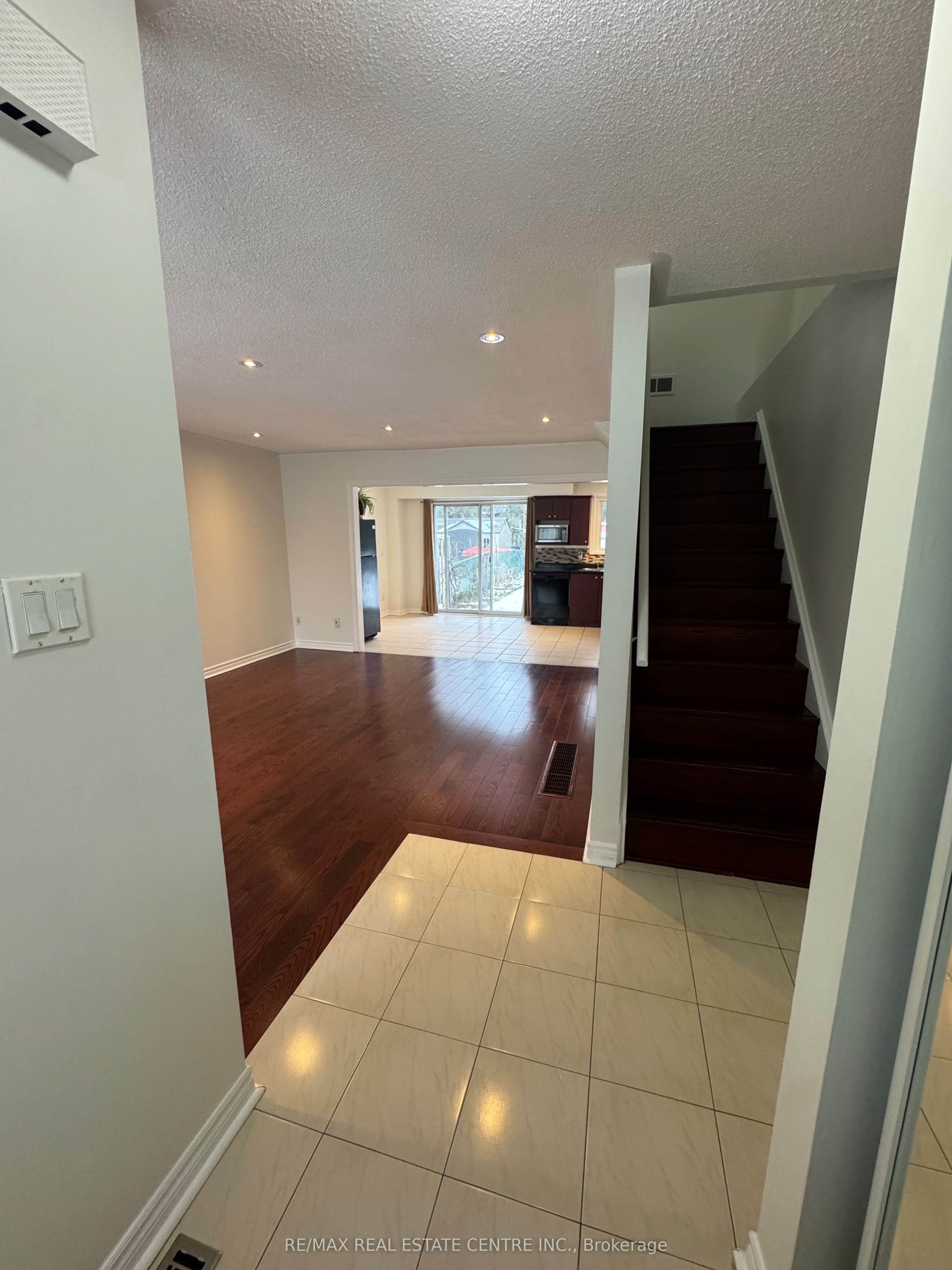 1025 Blairholm Avenue -Upper Level, Mississauga, ON L5C 1G5 photo 4