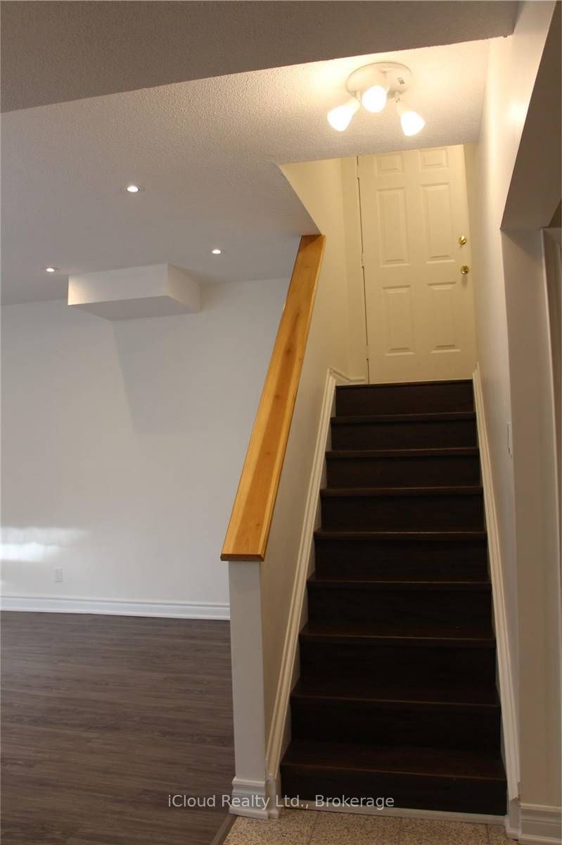 1449 Ithaca Court, Mississauga, ON L5J 4L1 photo 2