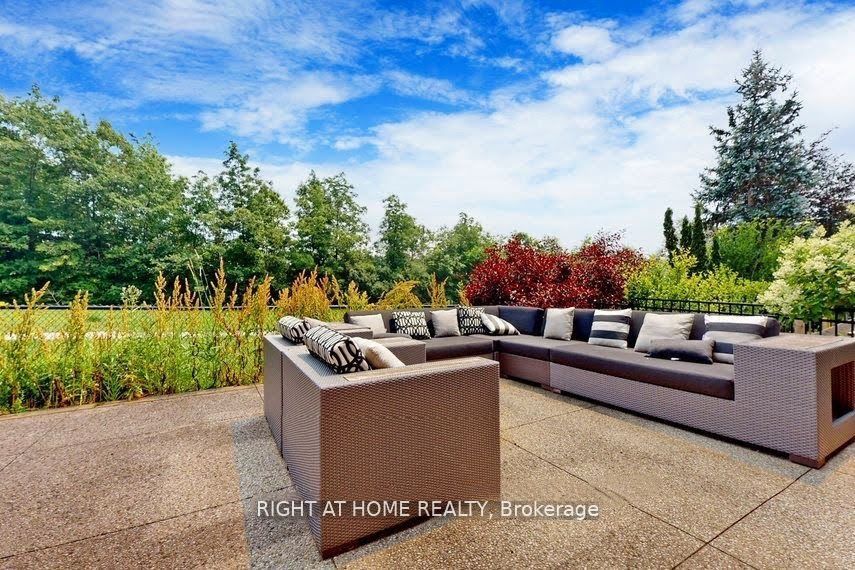 1138 Woodington Lane, Oakville, ON L6H 7V1