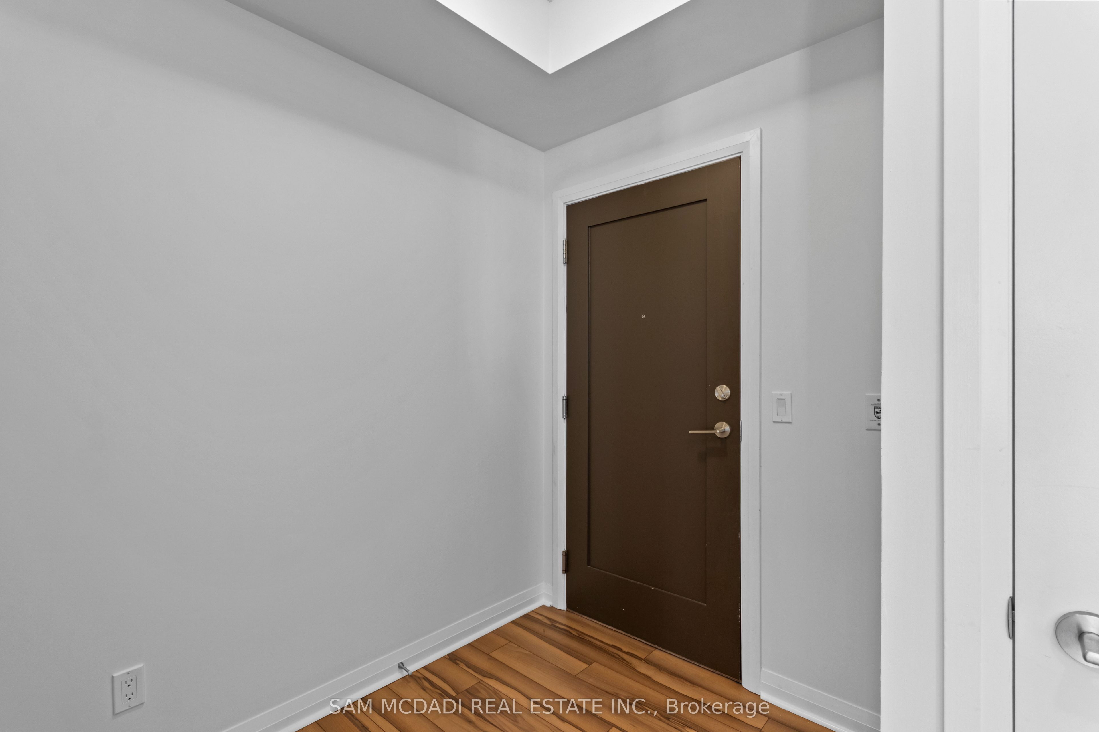 55 Eglinton Avenue W 1602, Mississauga, ON L5R 0E5 photo 2