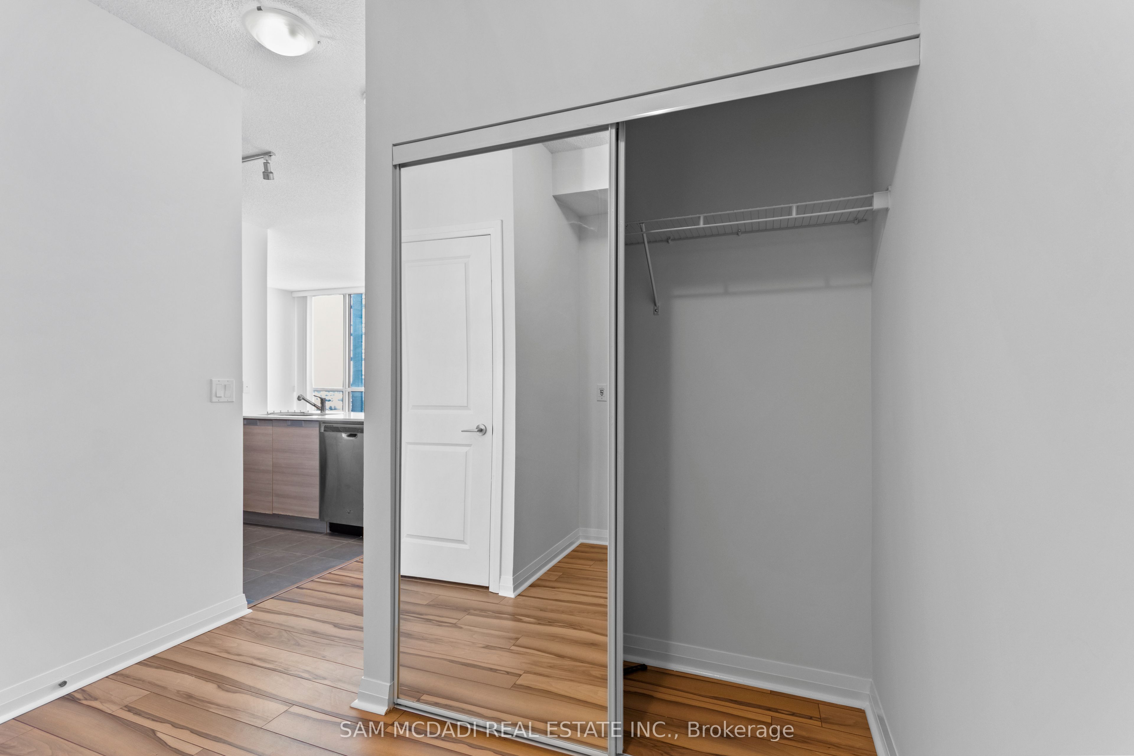 55 Eglinton Avenue W 1602, Mississauga, ON L5R 0E5 photo 3