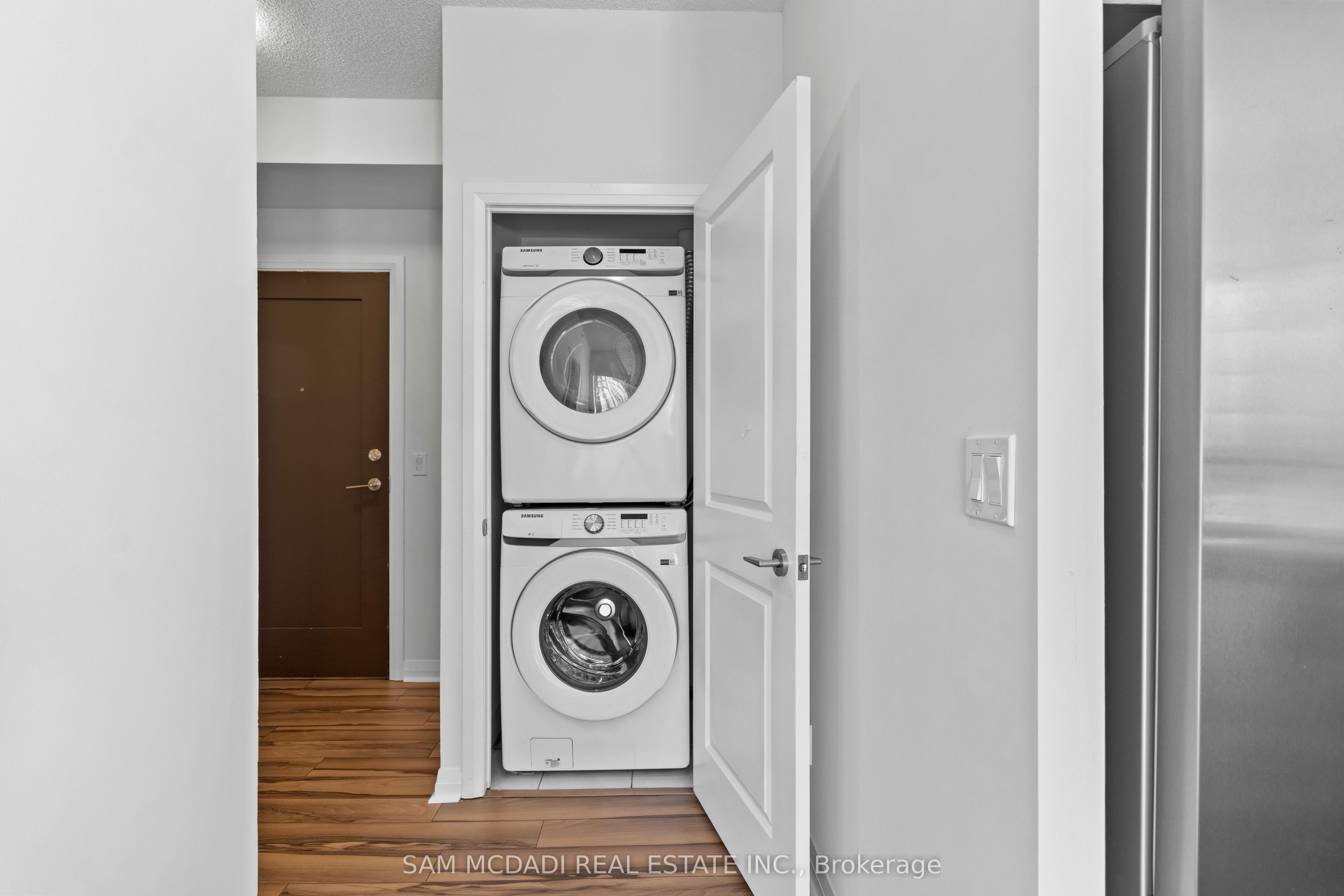 55 Eglinton Avenue W 1602, Mississauga, ON L5R 0E5 photo 4