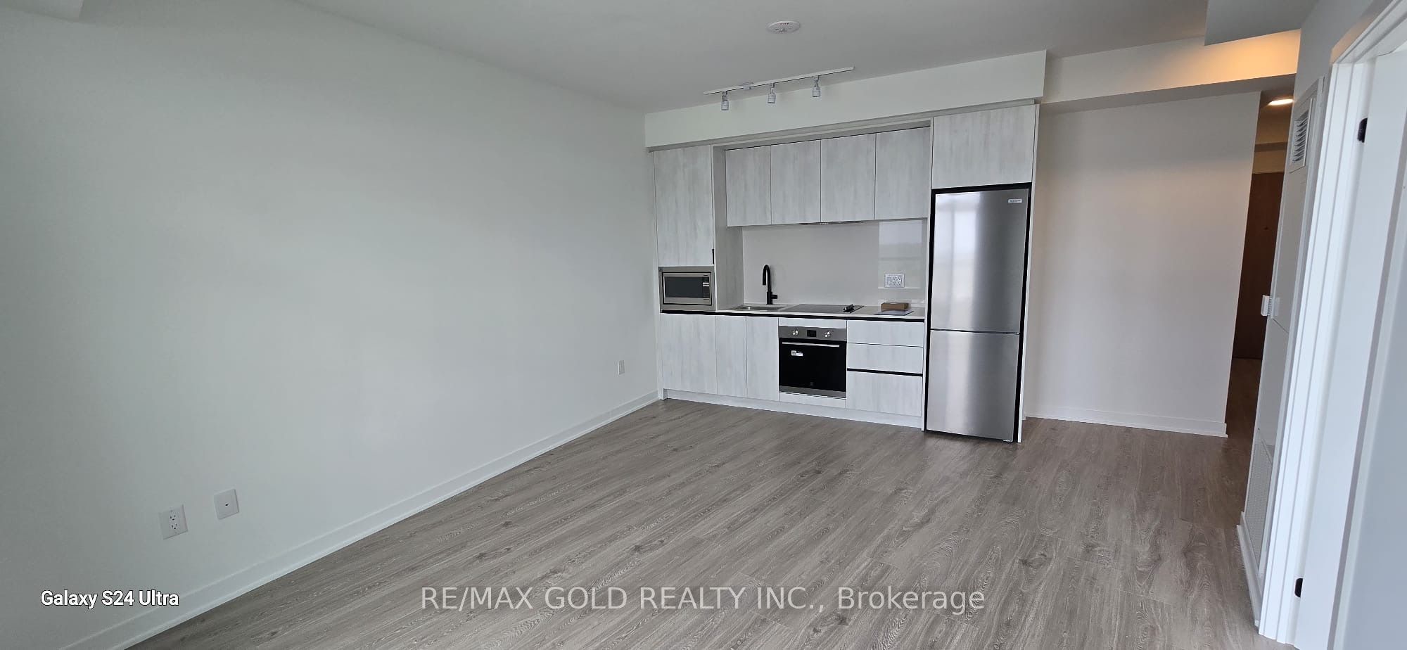 2495 Eglinton Avenue W 1613, Mississauga, ON L5M 2T2