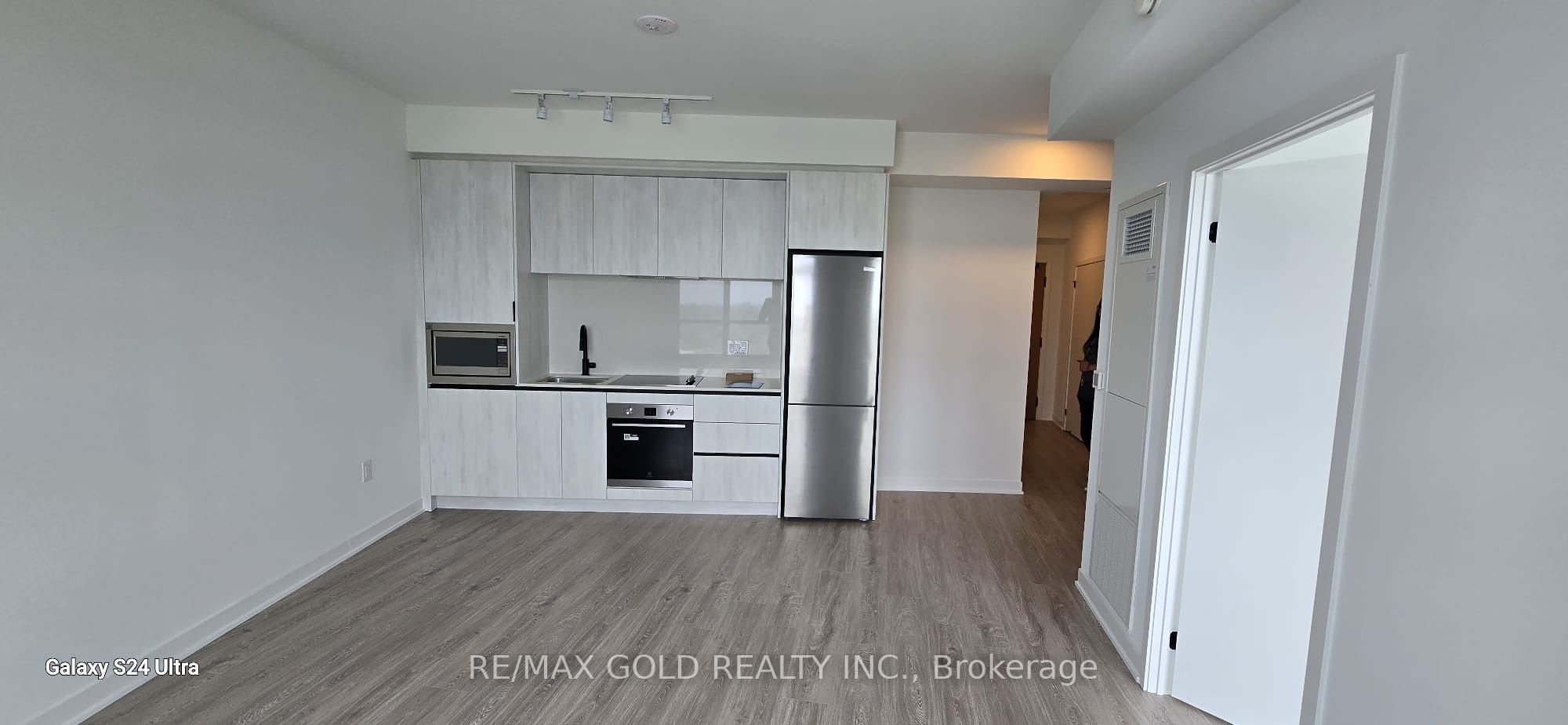 2495 Eglinton Avenue W 1613, Mississauga, ON L5M 2T2 photo 2
