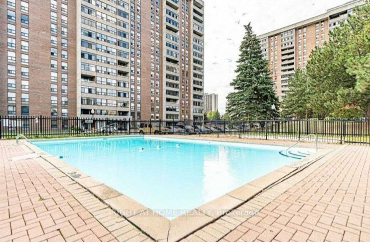 25 Kensington Road 1912, Brampton, ON L6T 3W8