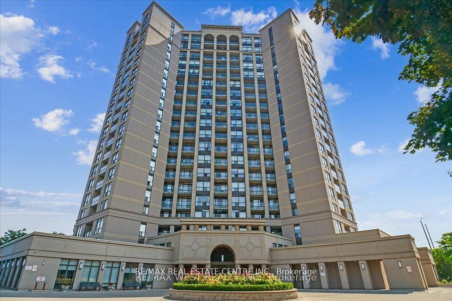 220 Forum Drive TH#111, Mississauga, ON L4Z 4K1