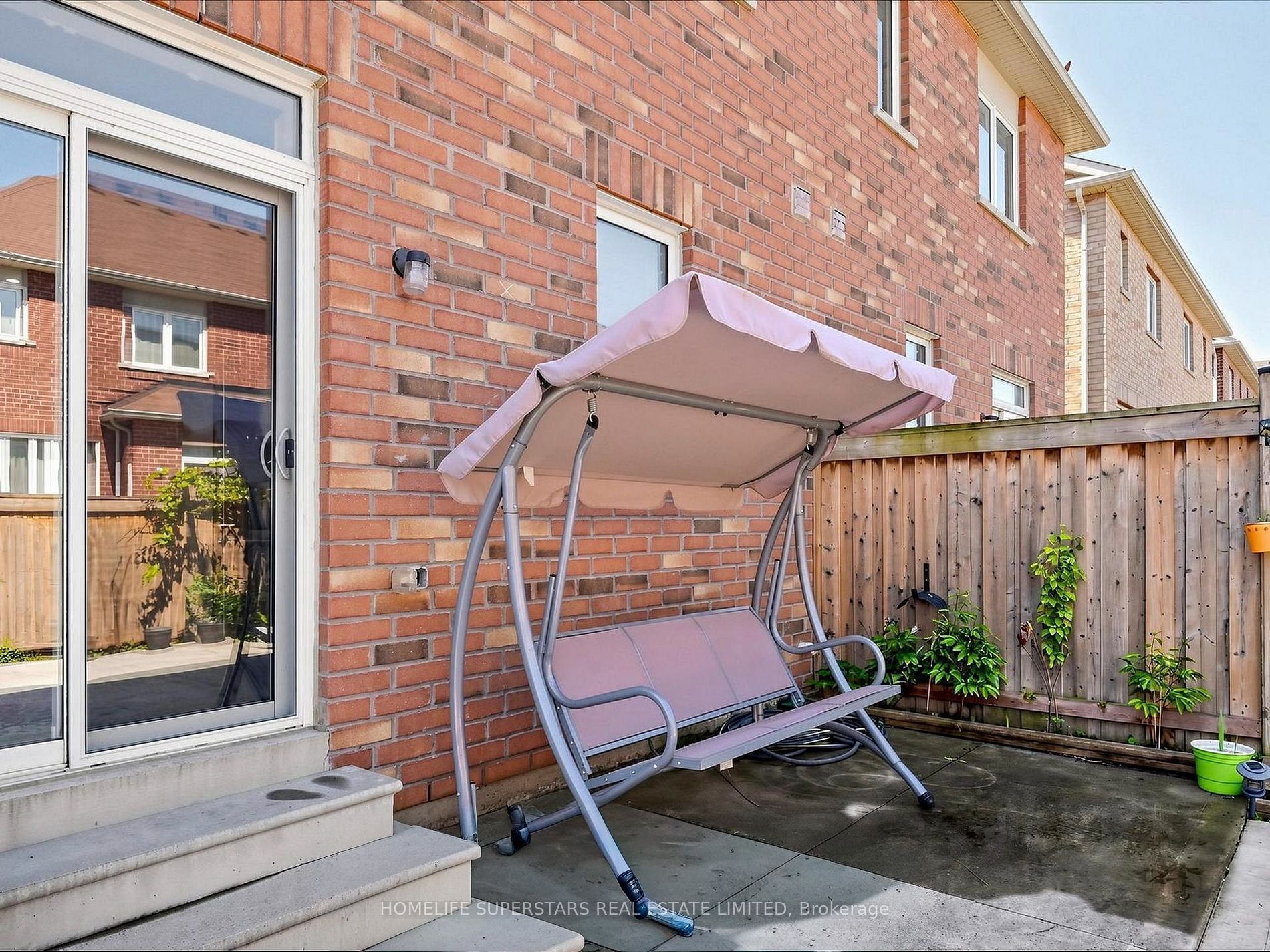 22 Pentonville Road, Brampton, ON L6R 3R9 photo 2