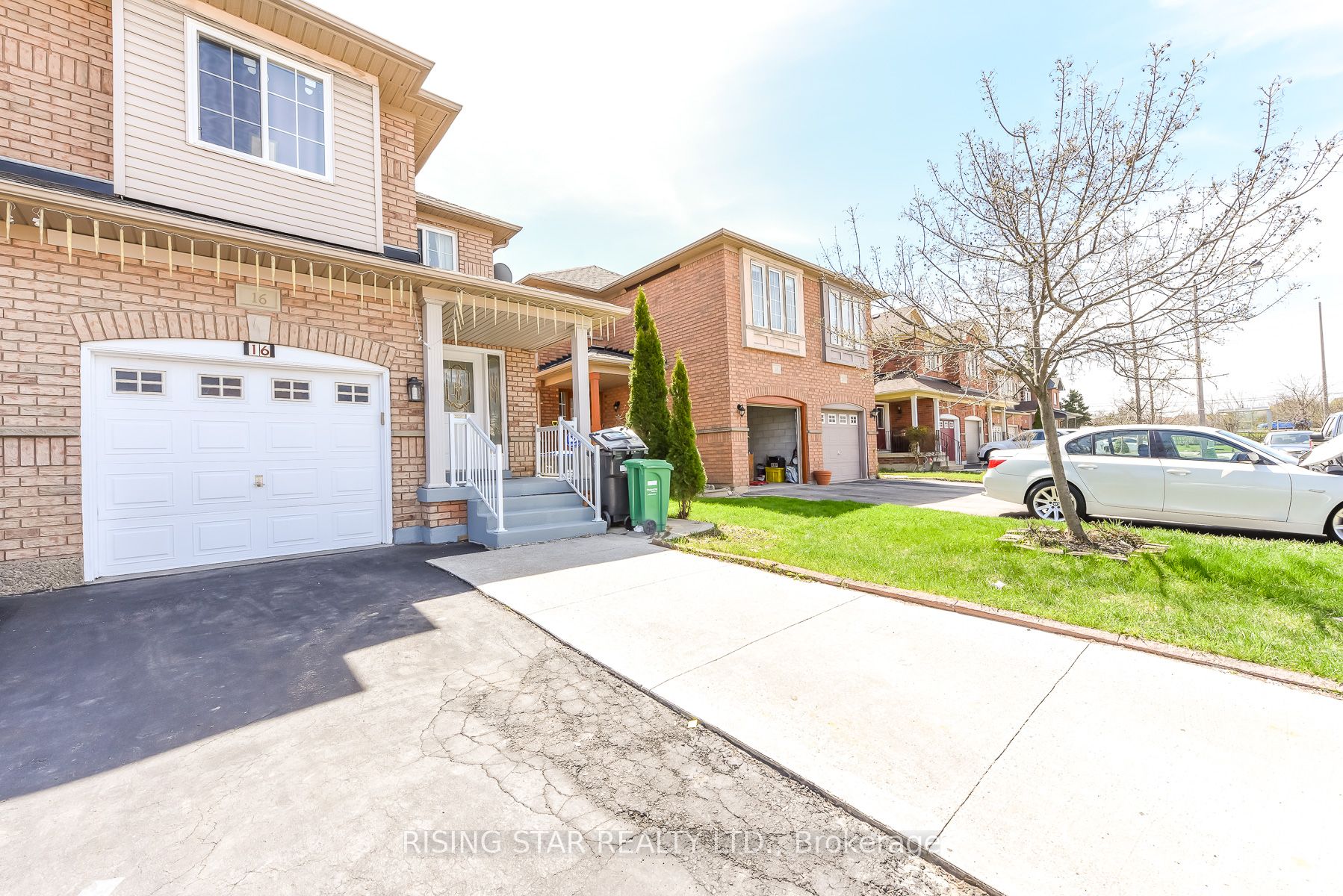 16 Elmpark Court, Brampton, ON L6P 1A8 photo 2