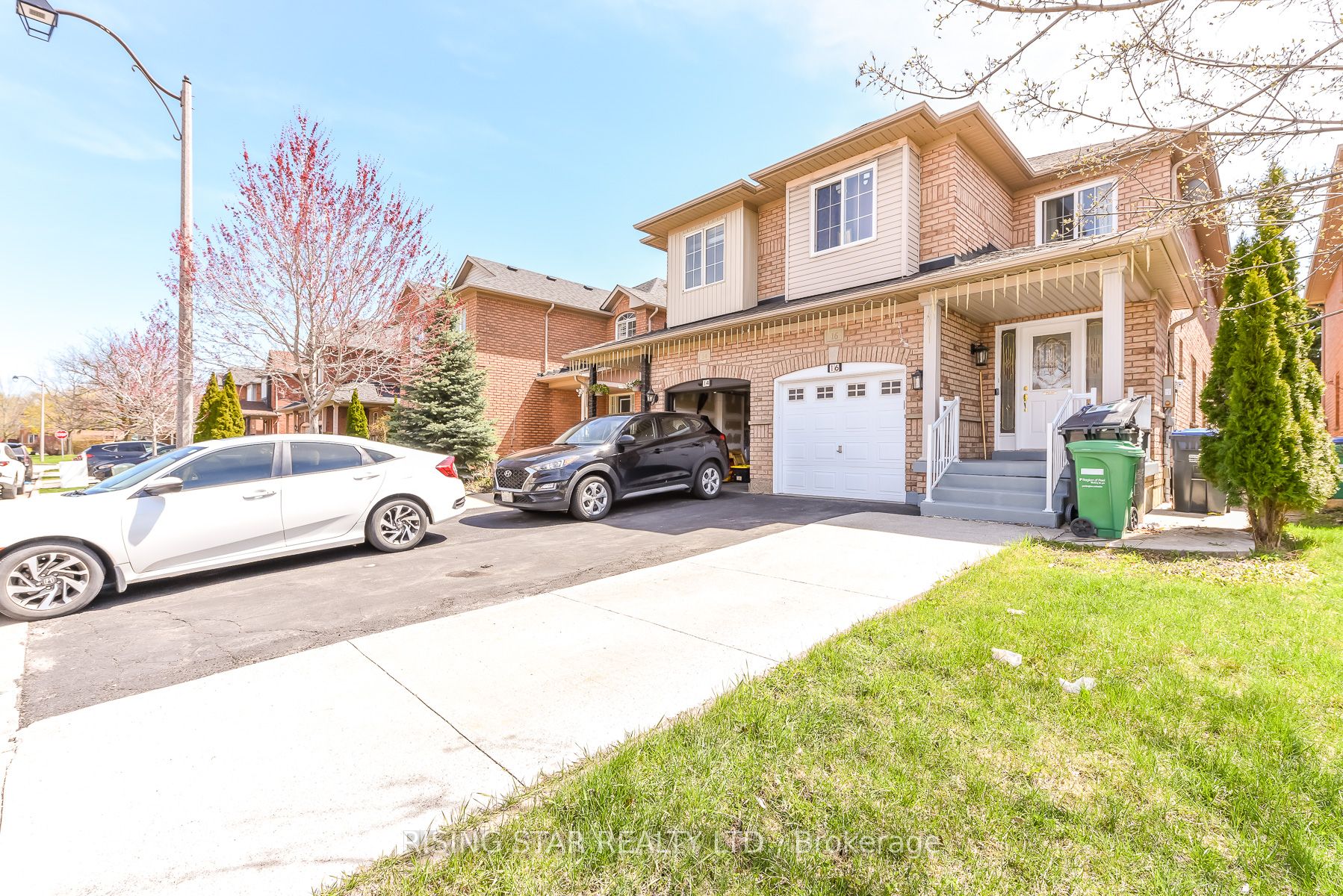16 Elmpark Court, Brampton, ON L6P 1A8 photo 3