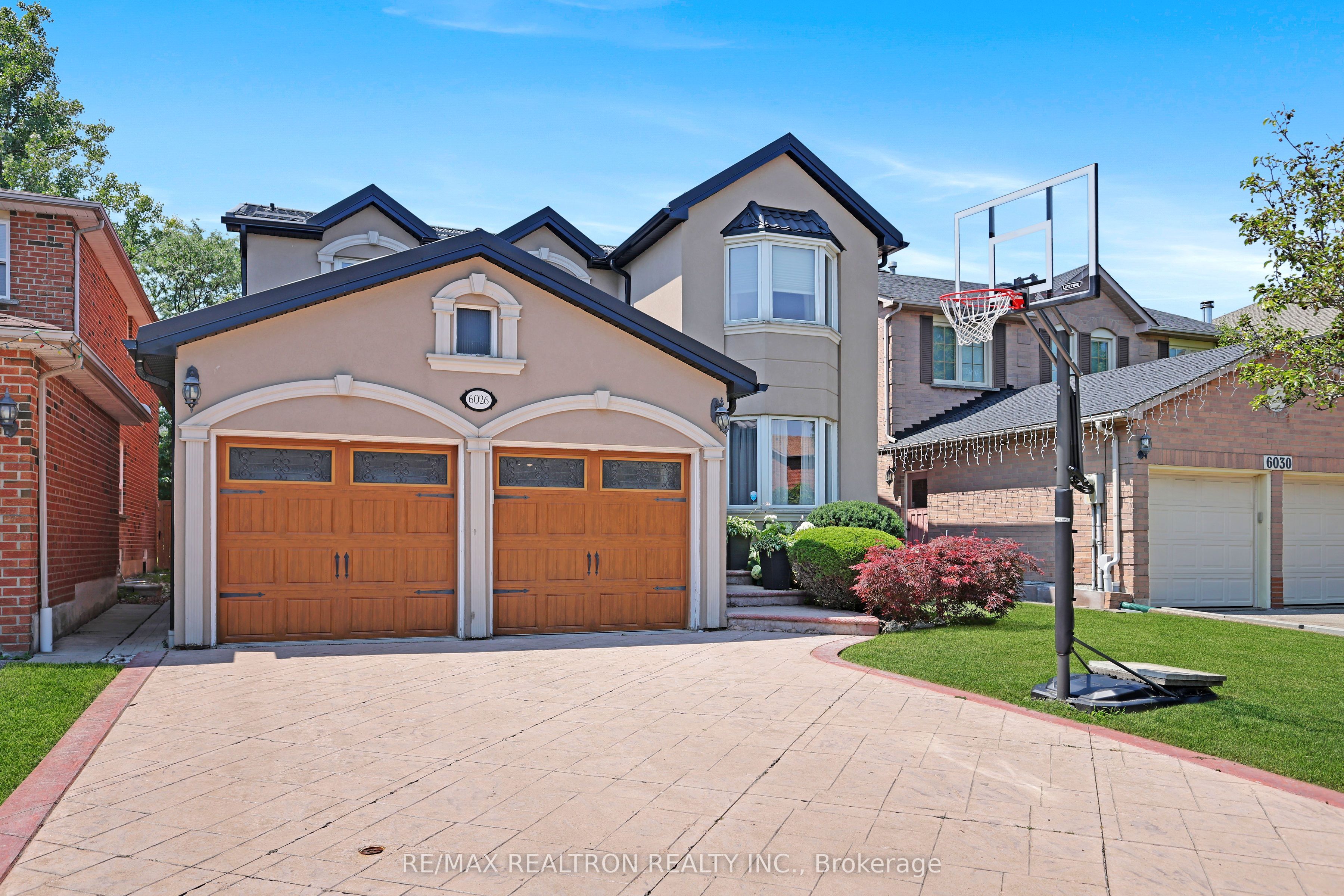 6026 Roxbury Road, Mississauga, ON L5N 4M7 photo 2
