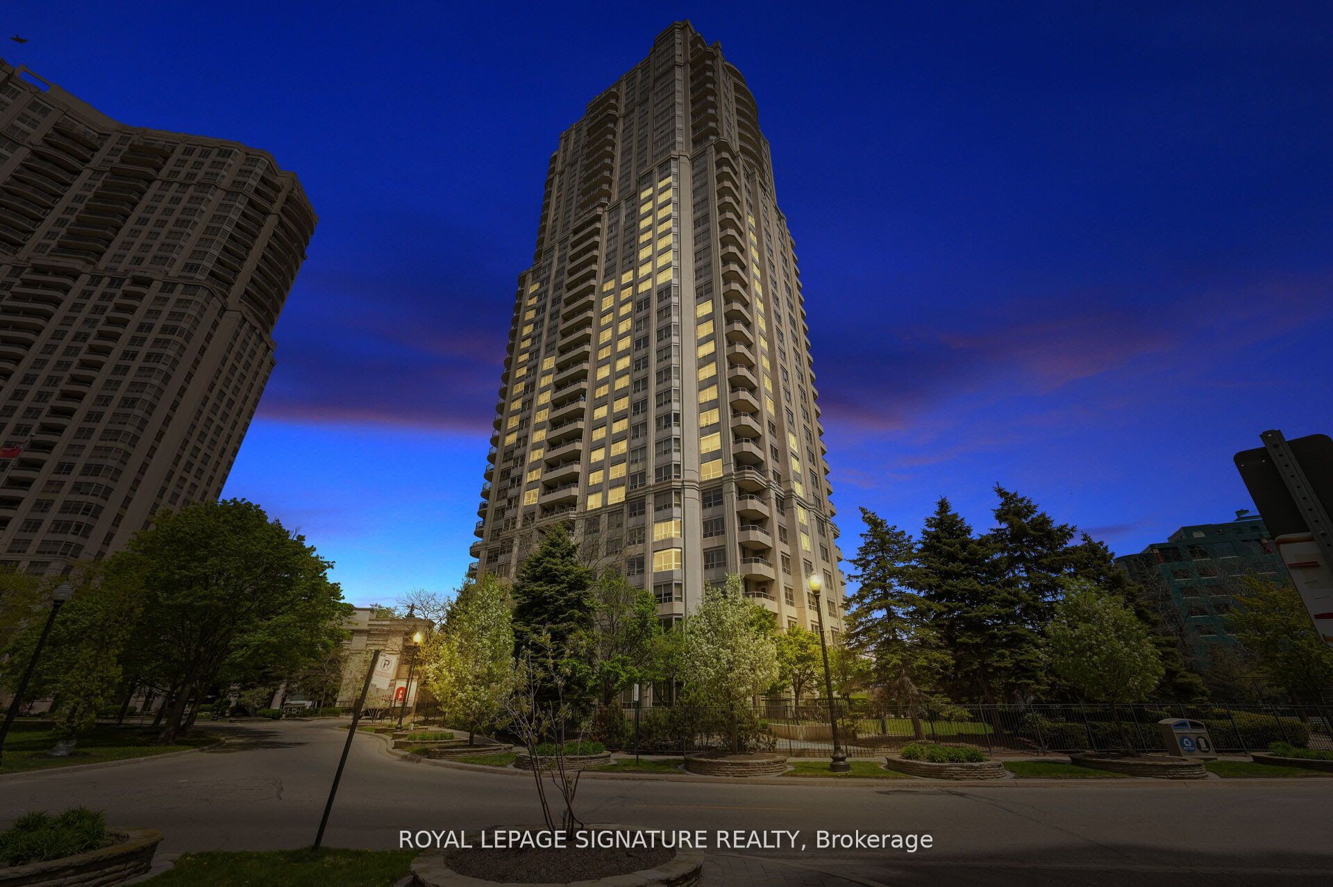 25 Kingsbridge Garden Circle 1126, Mississauga, ON L5R 4B1