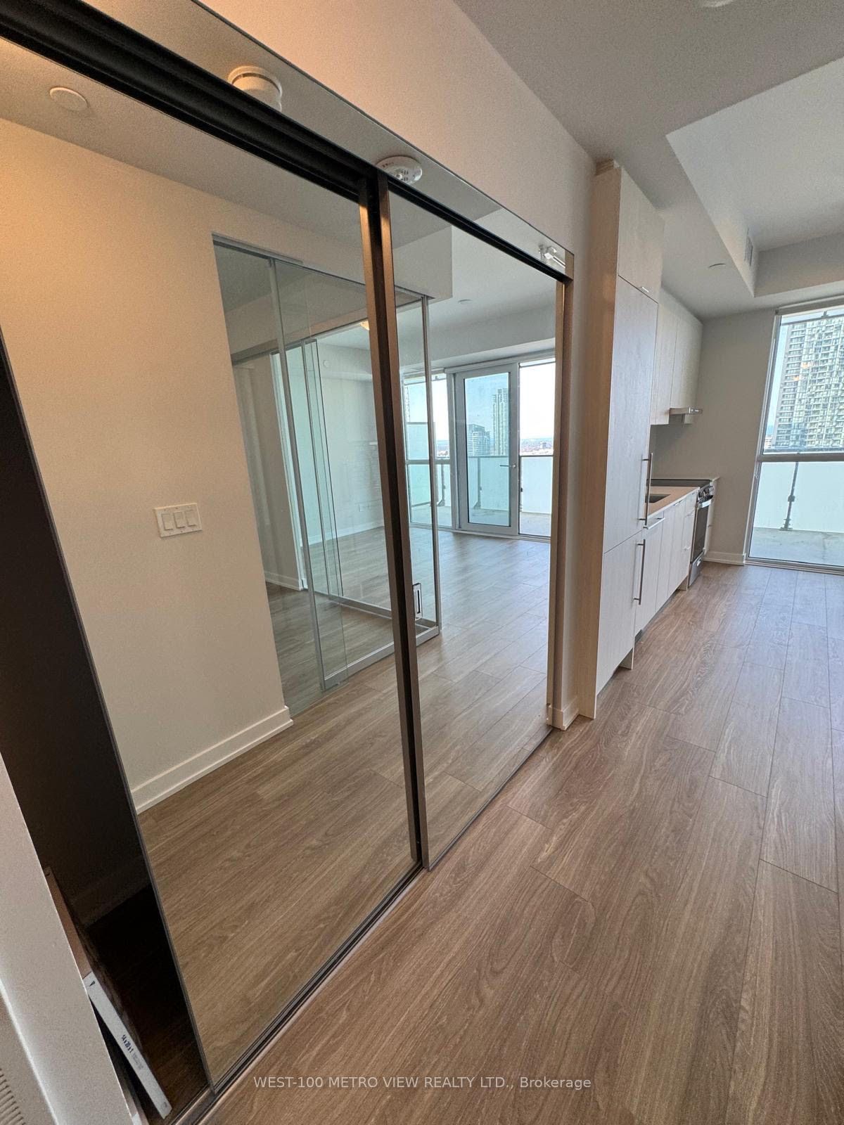 430 Square One Drive 2404, Mississauga, ON L5B 0L6 photo 2