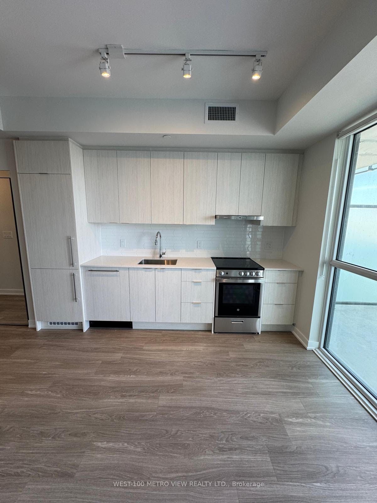 430 Square One Drive 2404, Mississauga, ON L5B 0L6 photo 3