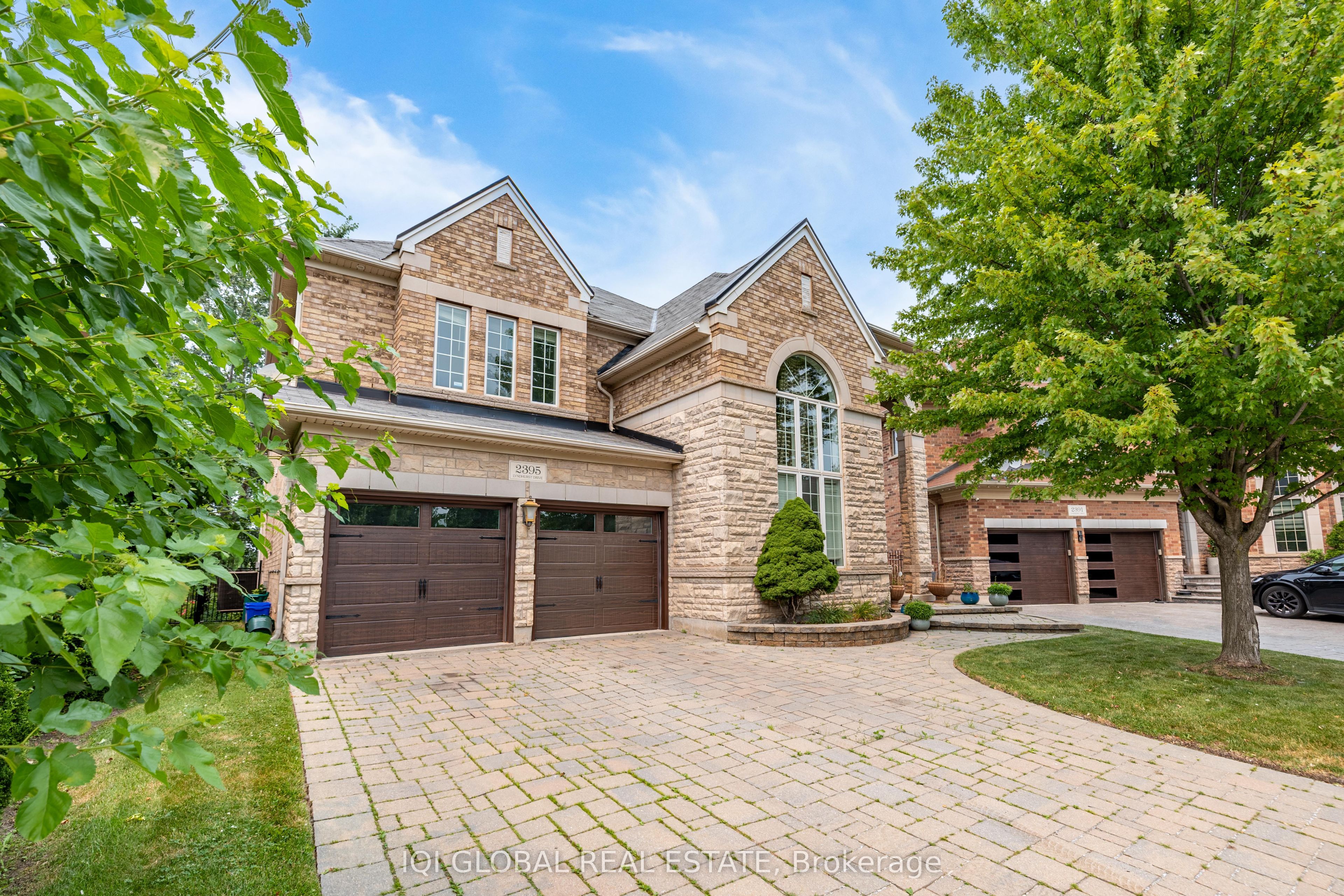 2395 Lyndhurst Drive, Oakville, ON L6H 7V7 photo 2