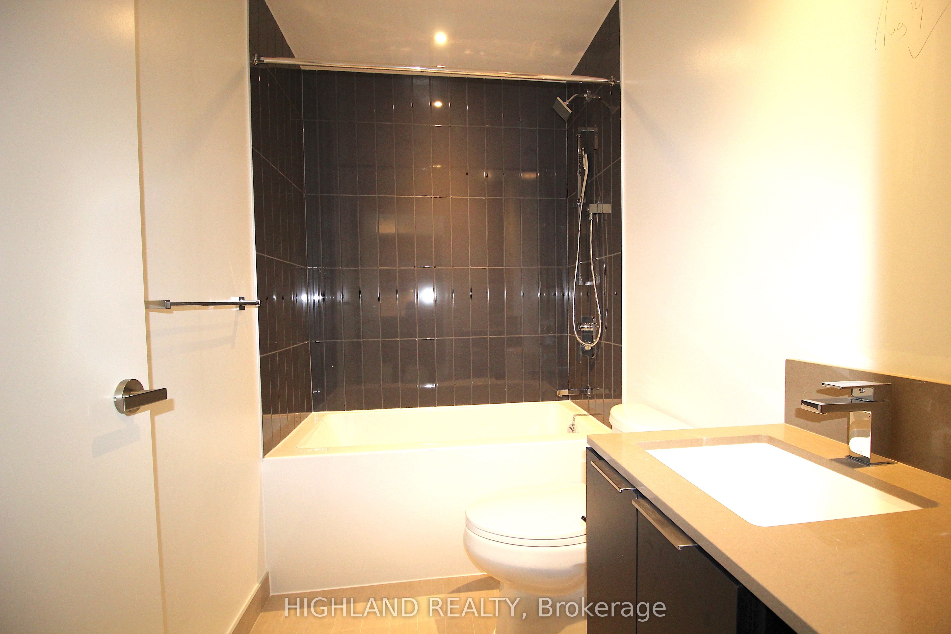 3900 Confederation Parkway 5502, Mississauga, ON L5B 0M3 photo 3
