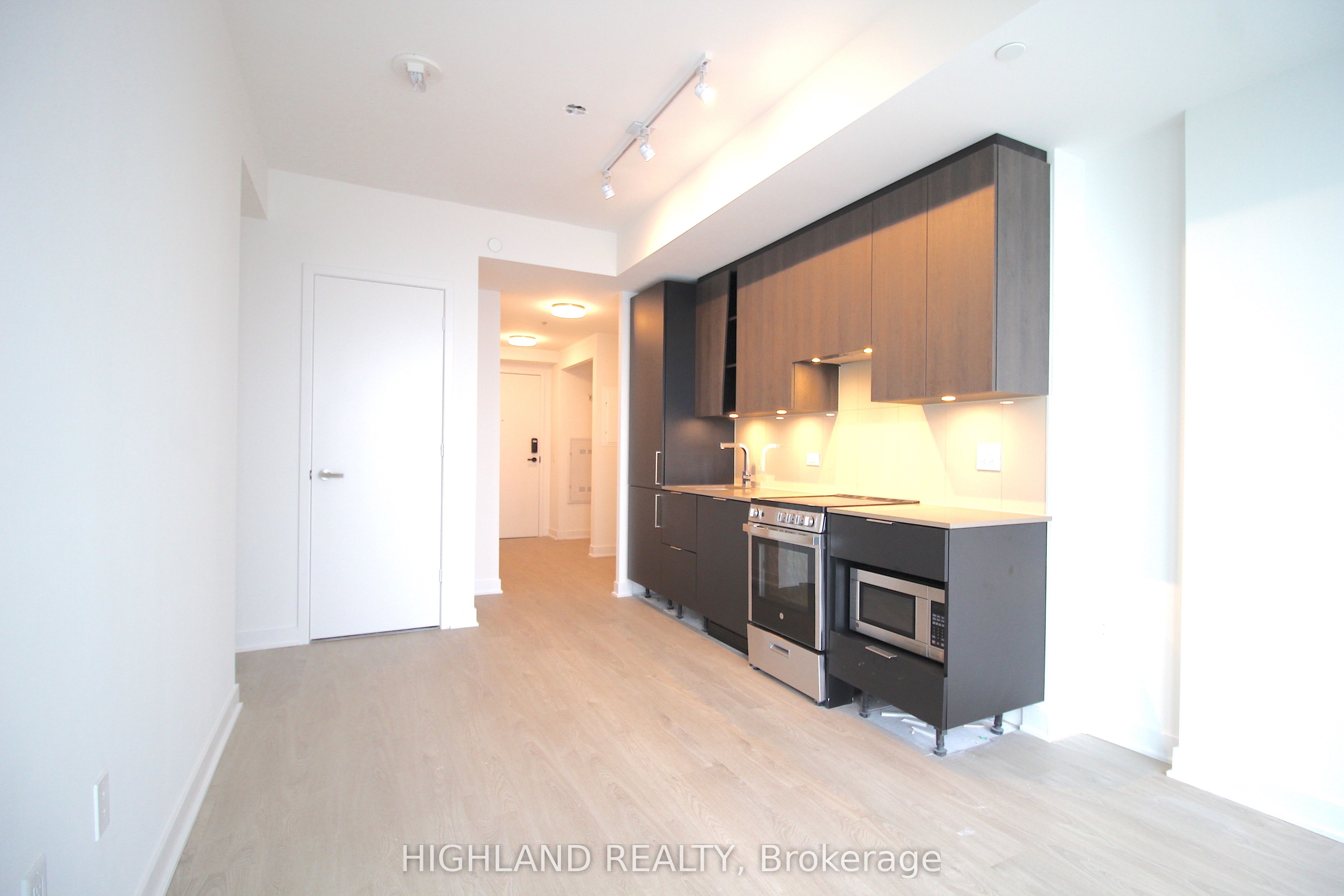 3900 Confederation Parkway 5502, Mississauga, ON L5B 0M3 photo 4