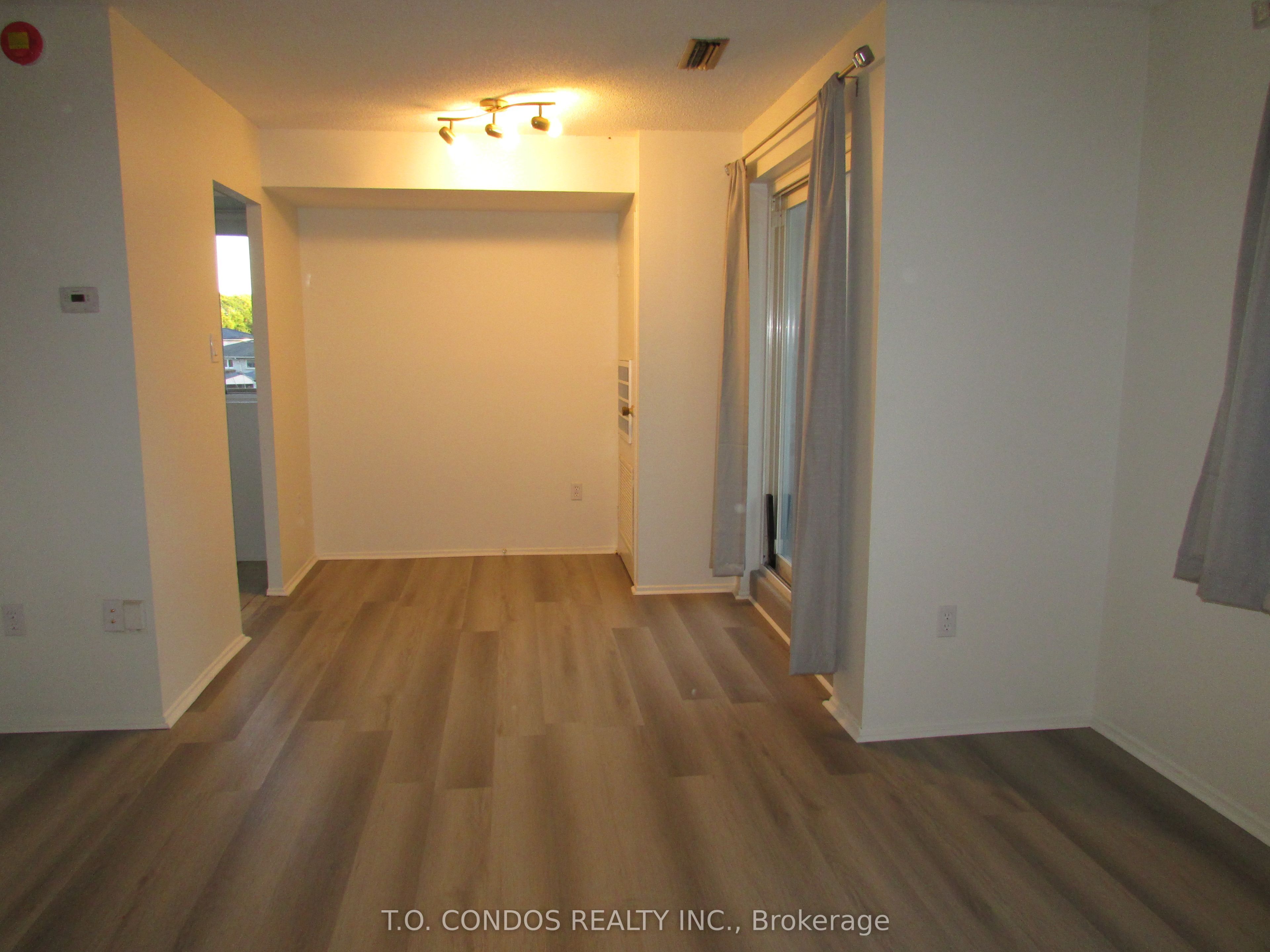 2001 Bonnymede Drive 213, Mississauga, ON L5J 4H8 photo 3