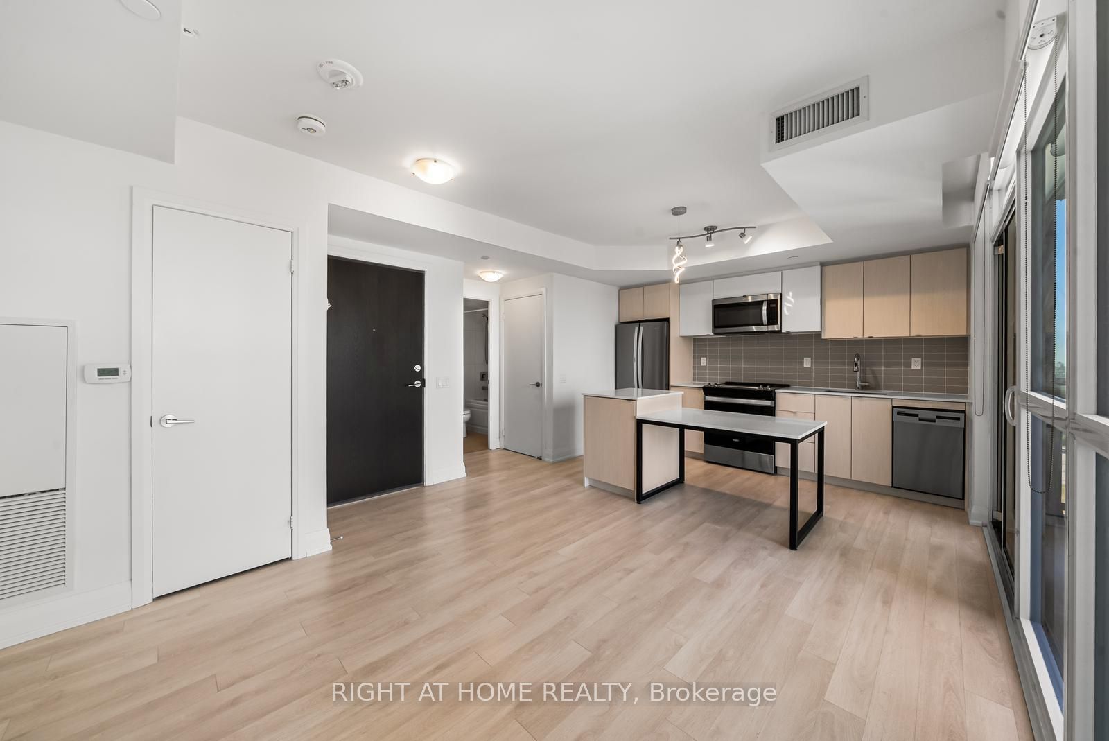 1461 Lawrence Avenue W 1511, Toronto, ON M6L 0A6 photo 2