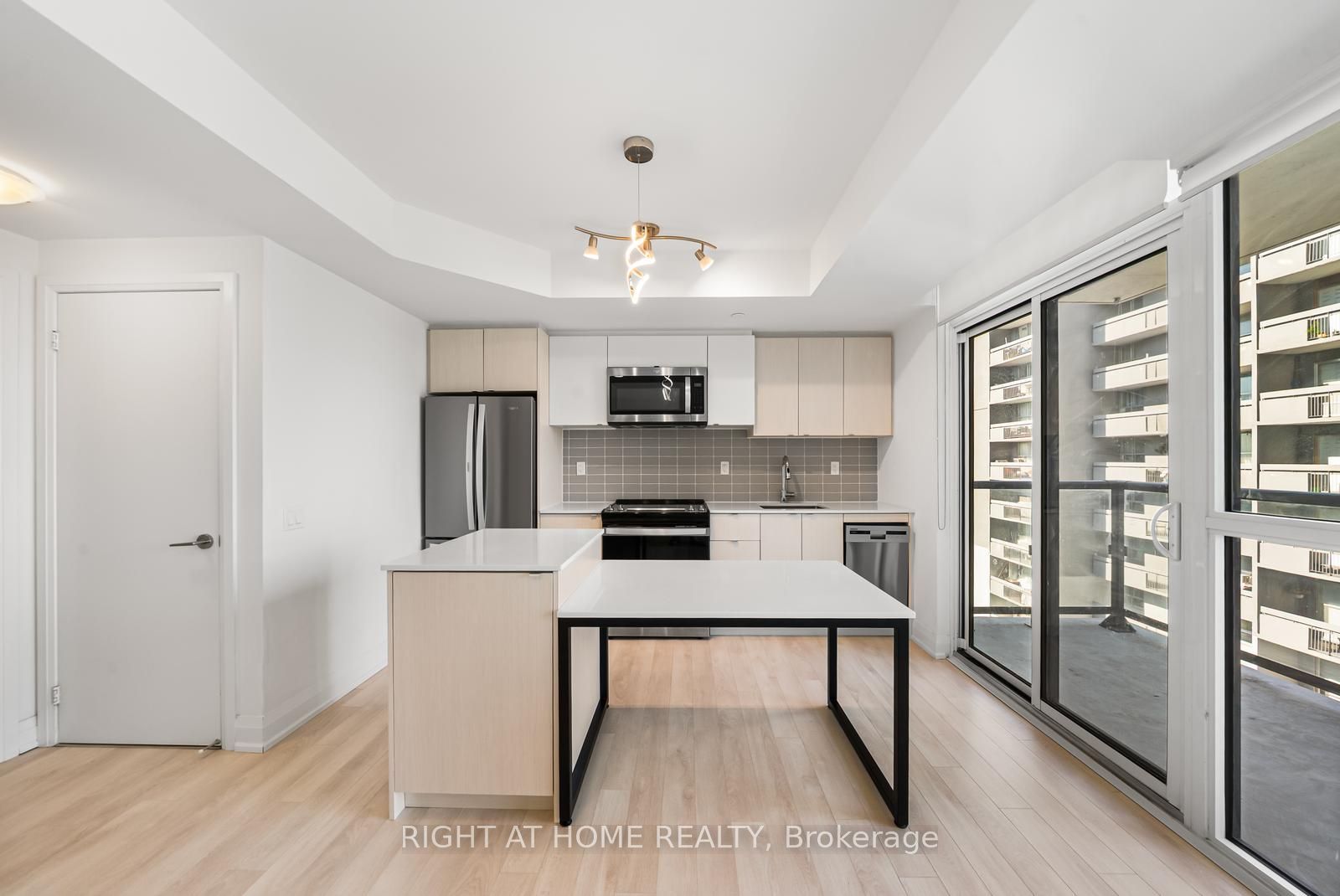 1461 Lawrence Avenue W 1511, Toronto, ON M6L 0A6 photo 4