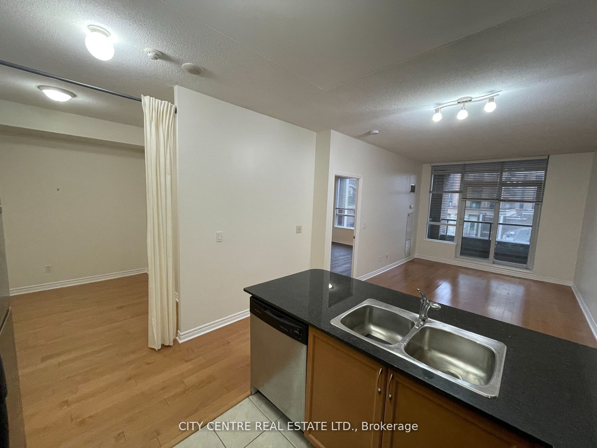 388 Prince Of Wales Drive 307, Mississauga, ON L5B 0A1 photo 2