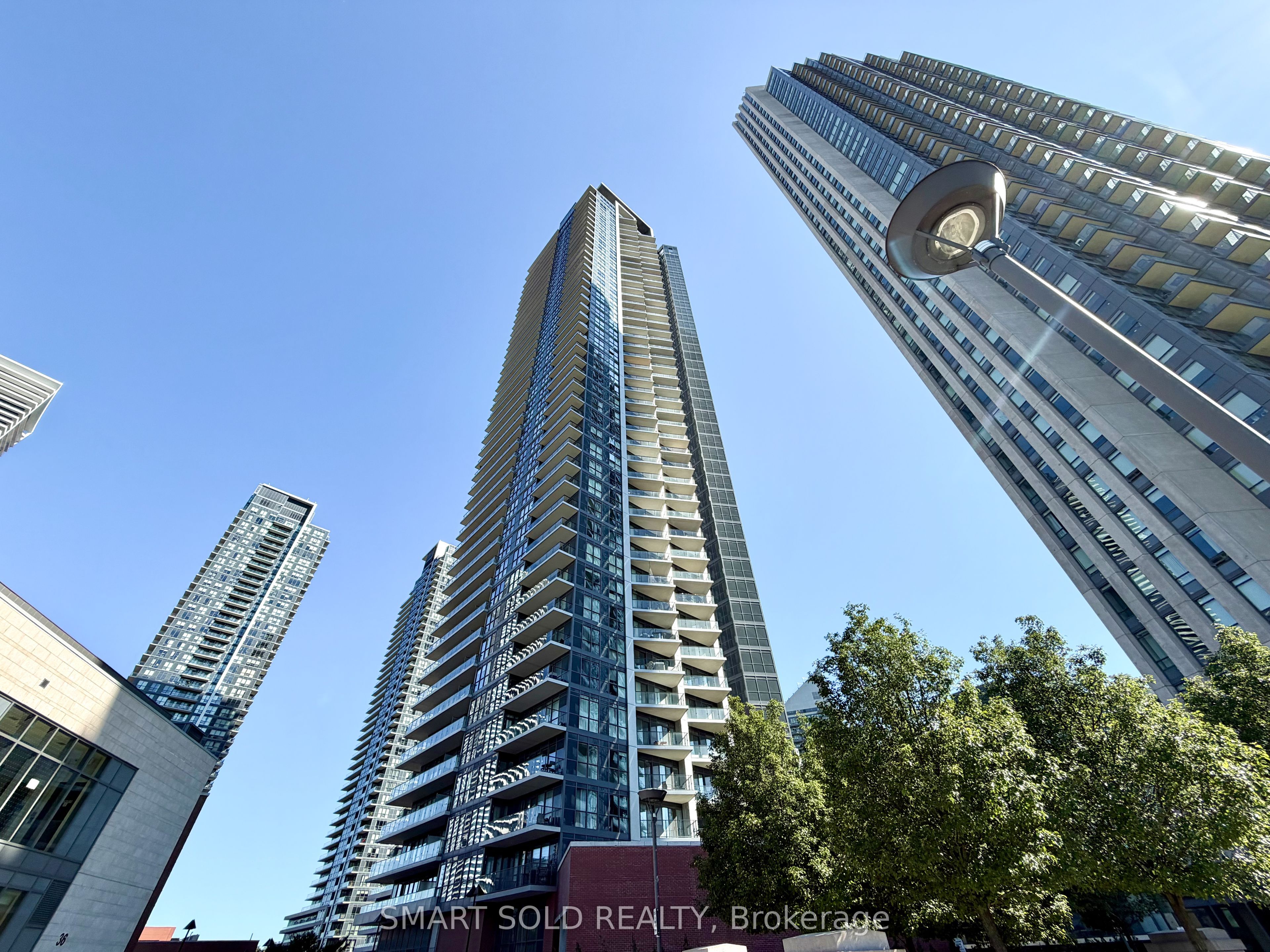 10 Park Lawn Road 3002, Toronto, ON M8Y 0H9