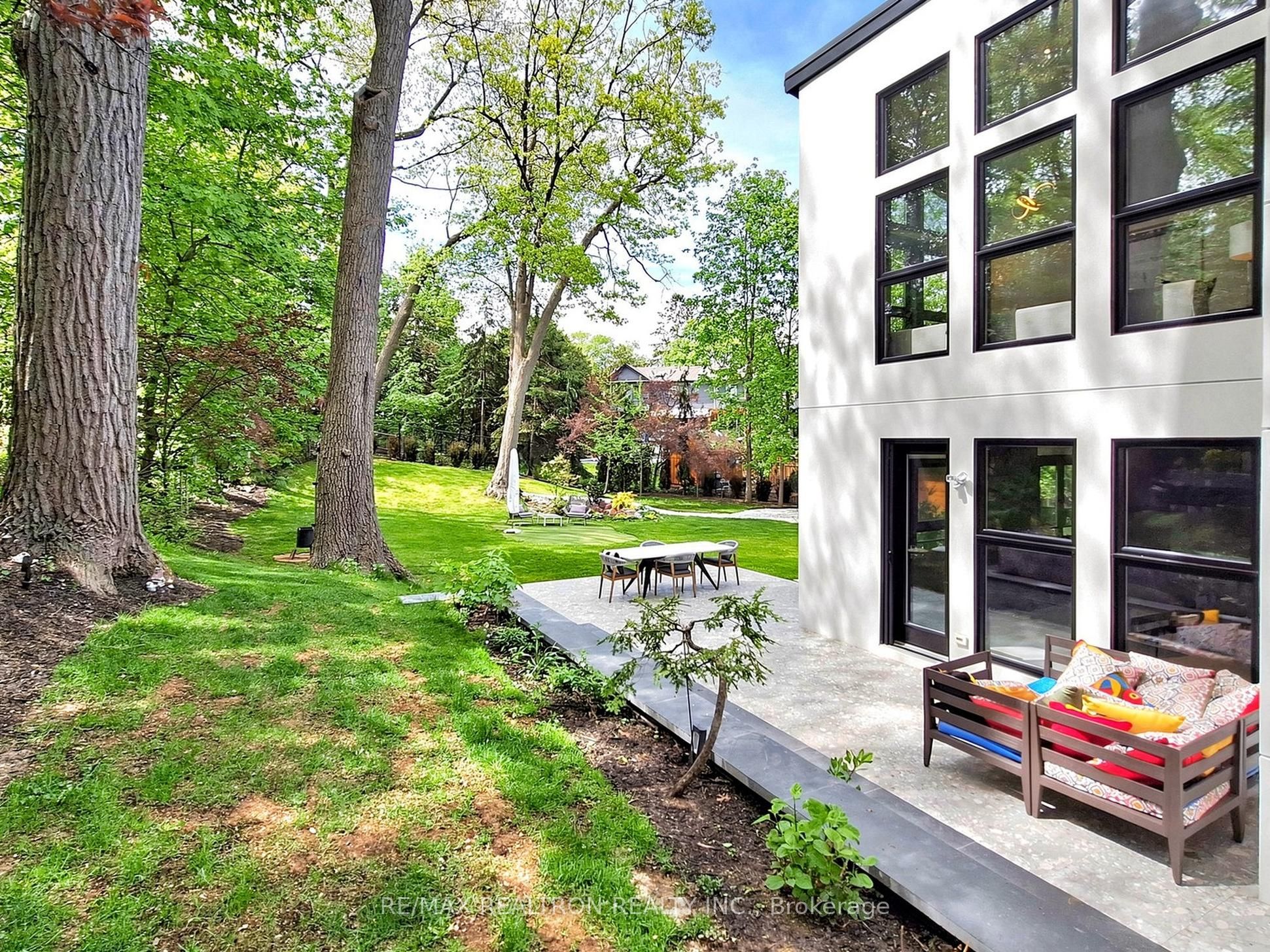 8 Breezewood Drive, Toronto, ON M8Y 2C1 photo 3
