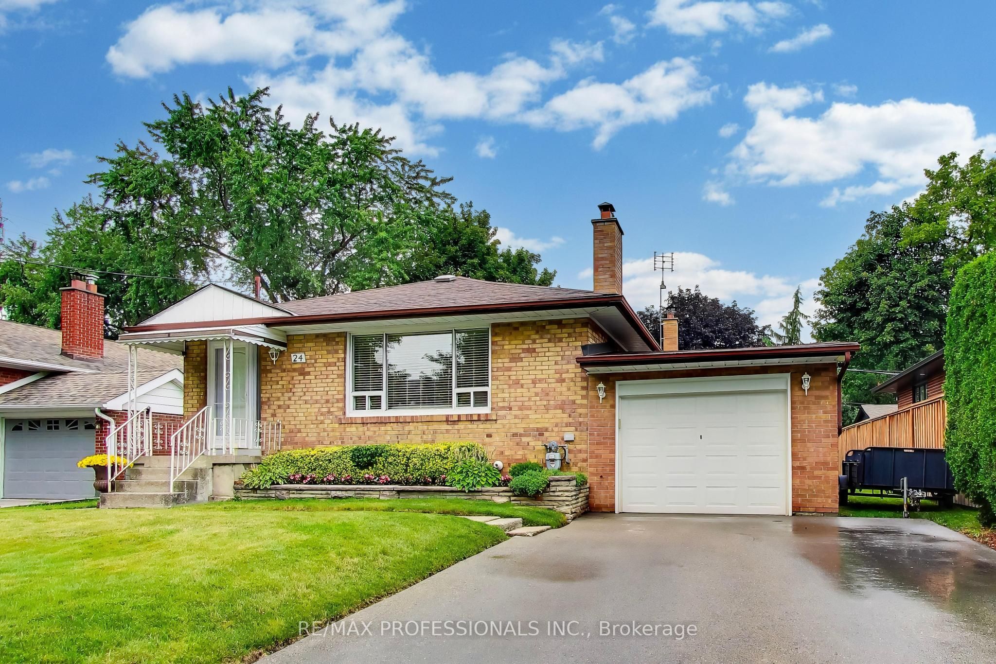 24 Beaverbrook Avenue, Toronto, ON M9B 2M9