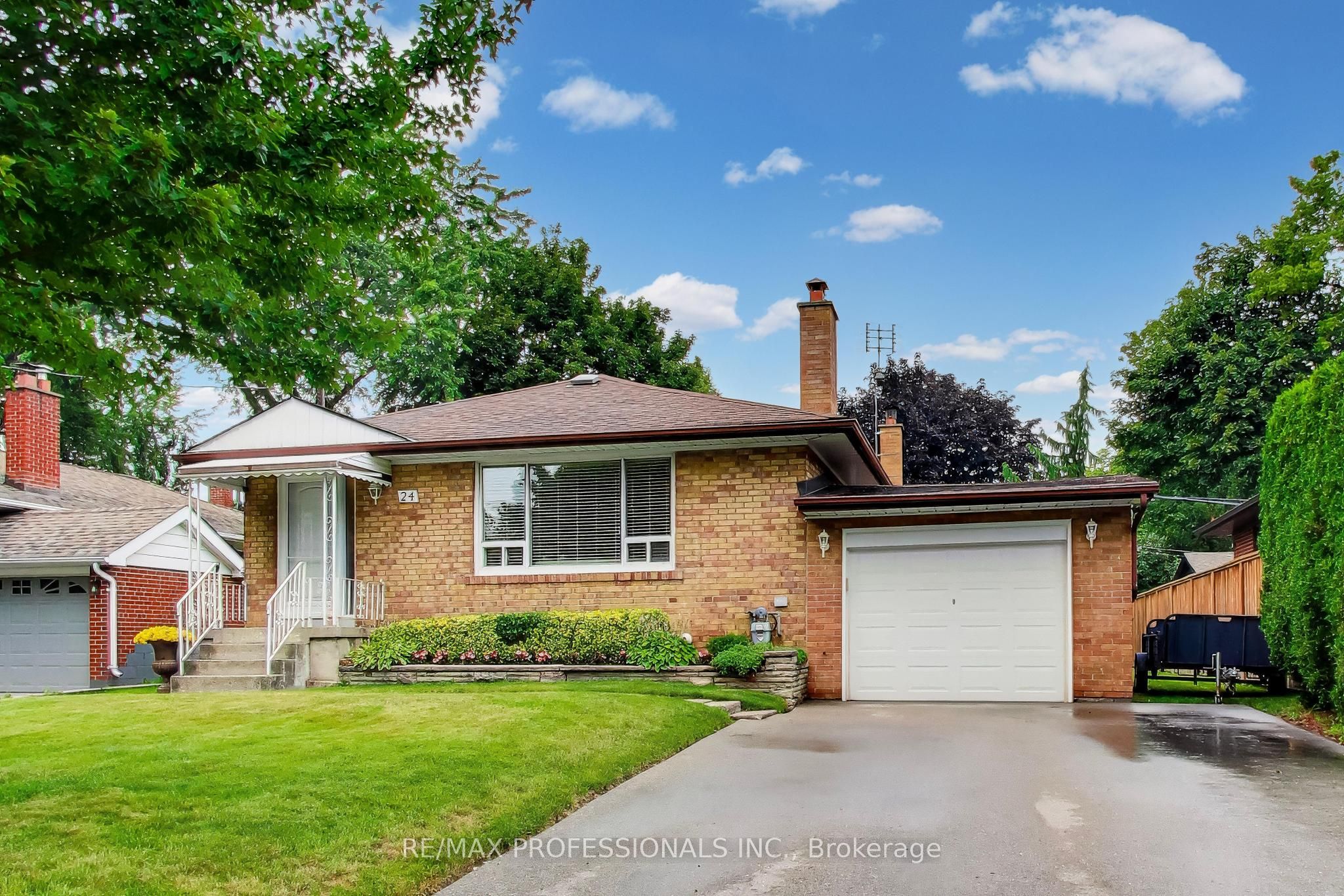 24 Beaverbrook Avenue, Toronto, ON M9B 2M9 photo 2