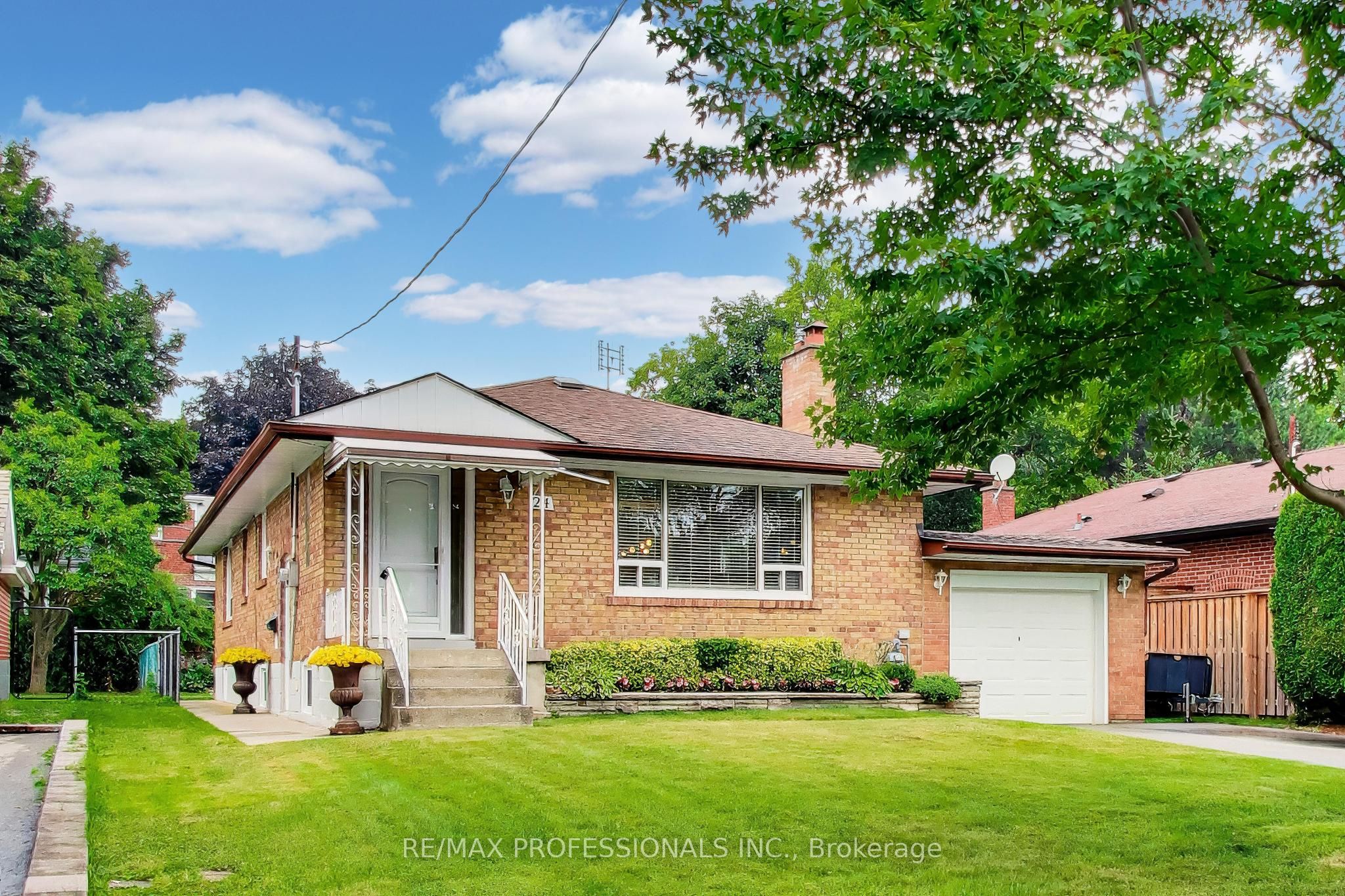 24 Beaverbrook Avenue, Toronto, ON M9B 2M9 photo 3