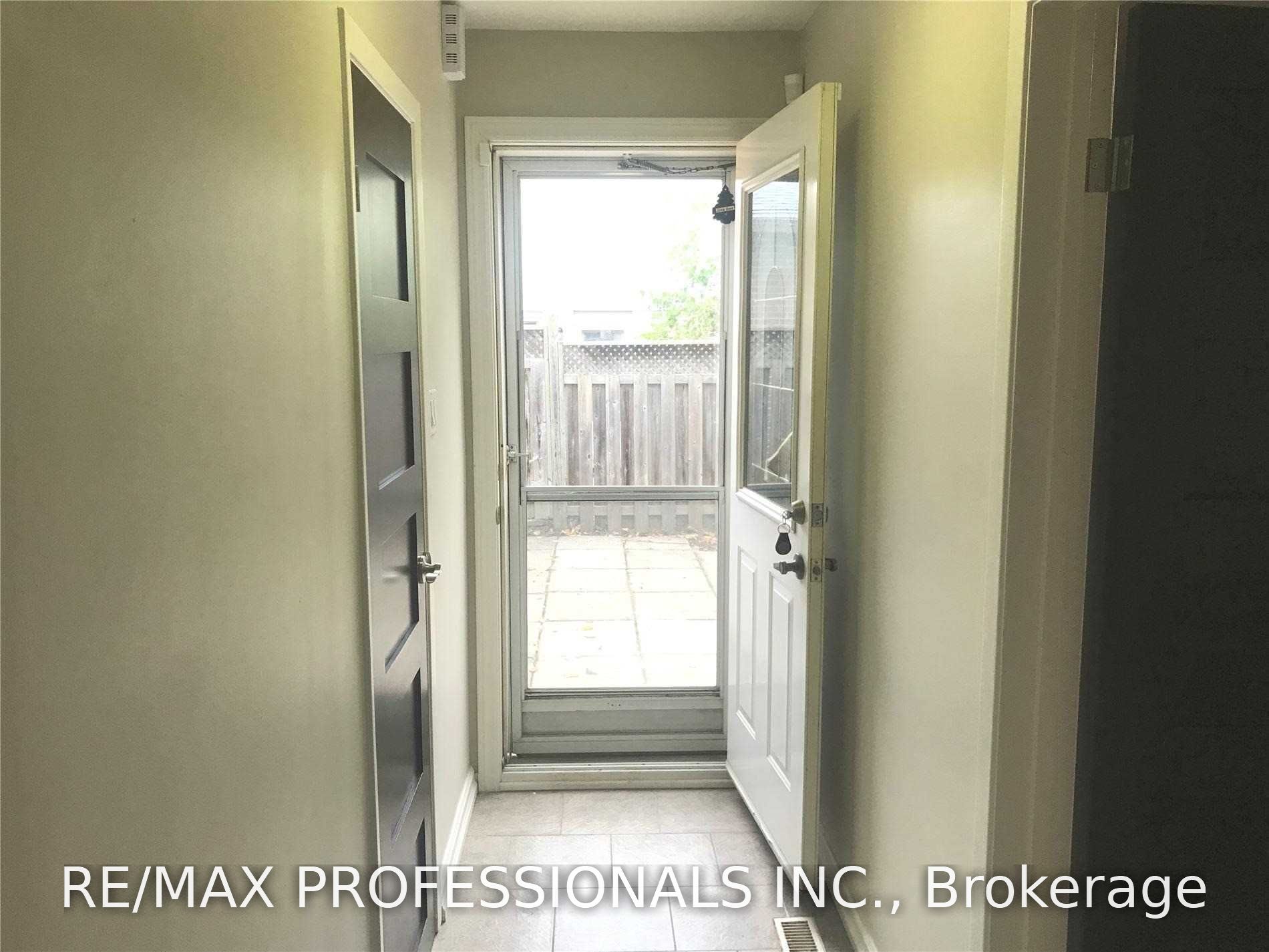 1582 Otterby Road Bsmt, Mississauga, ON L4X 1W7 photo 2