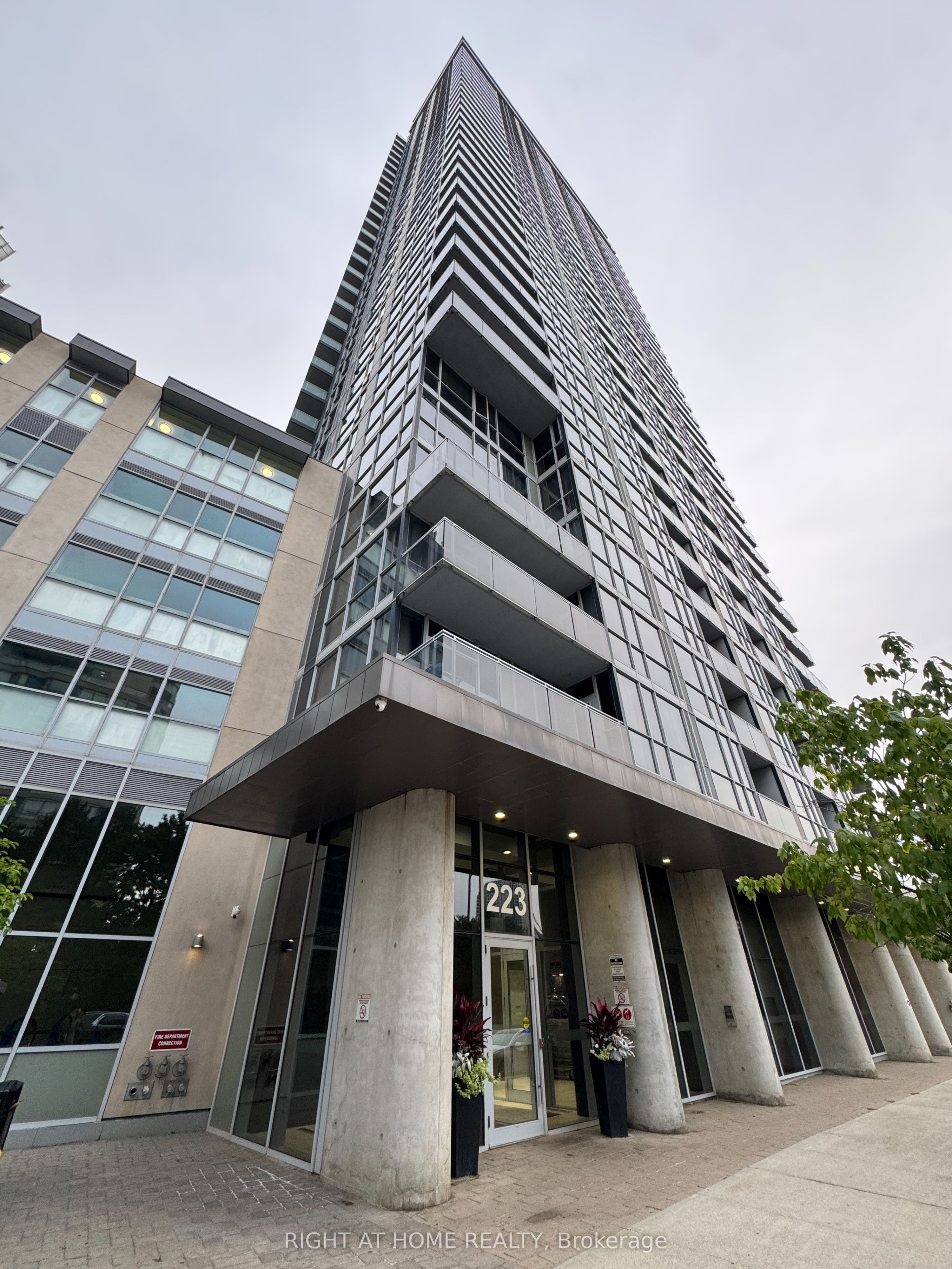 223 Webb Drive 1710, Mississauga, ON L5B 0E8