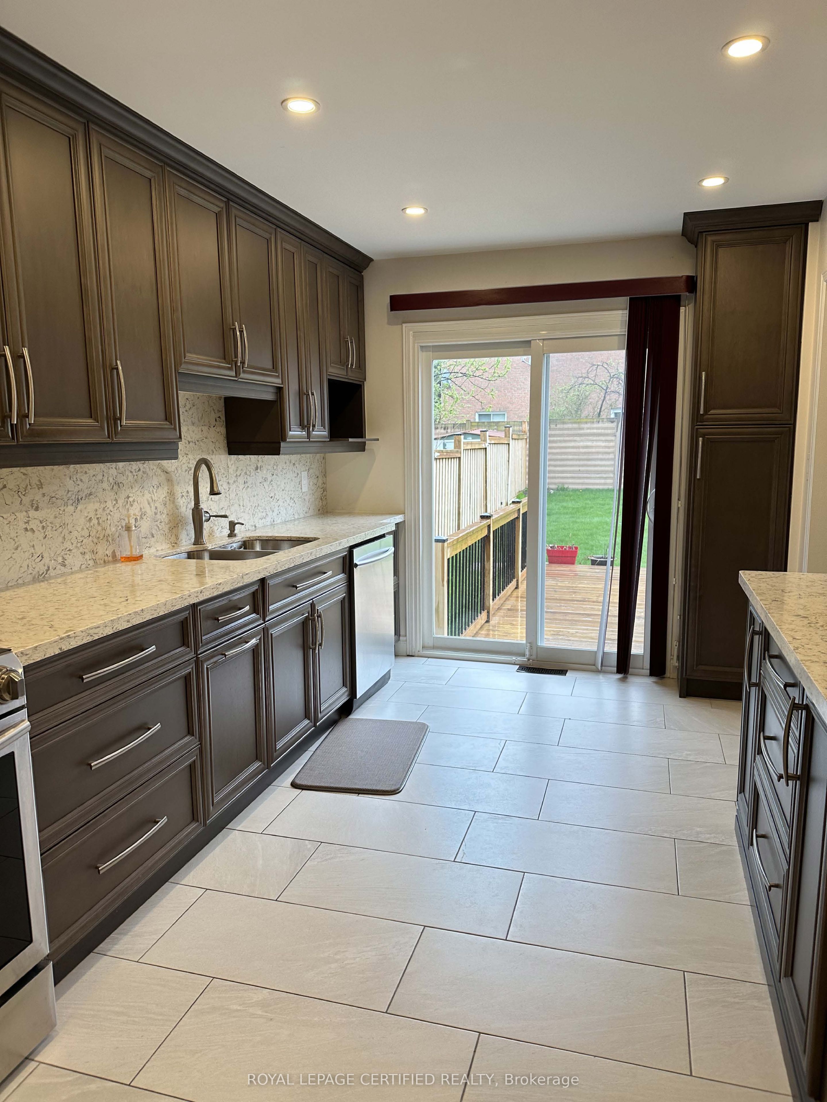 210 Ecclestone Drive Main, Brampton, ON L6X 3R1 photo 2