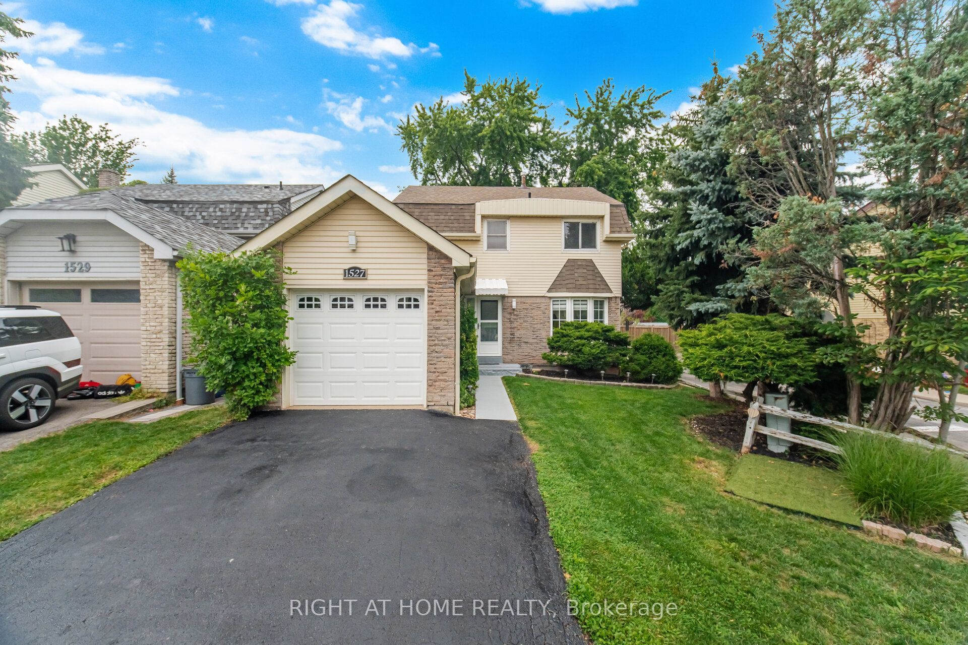 1527 Forestdale Court, Oakville, ON L6H 3A1 photo 2