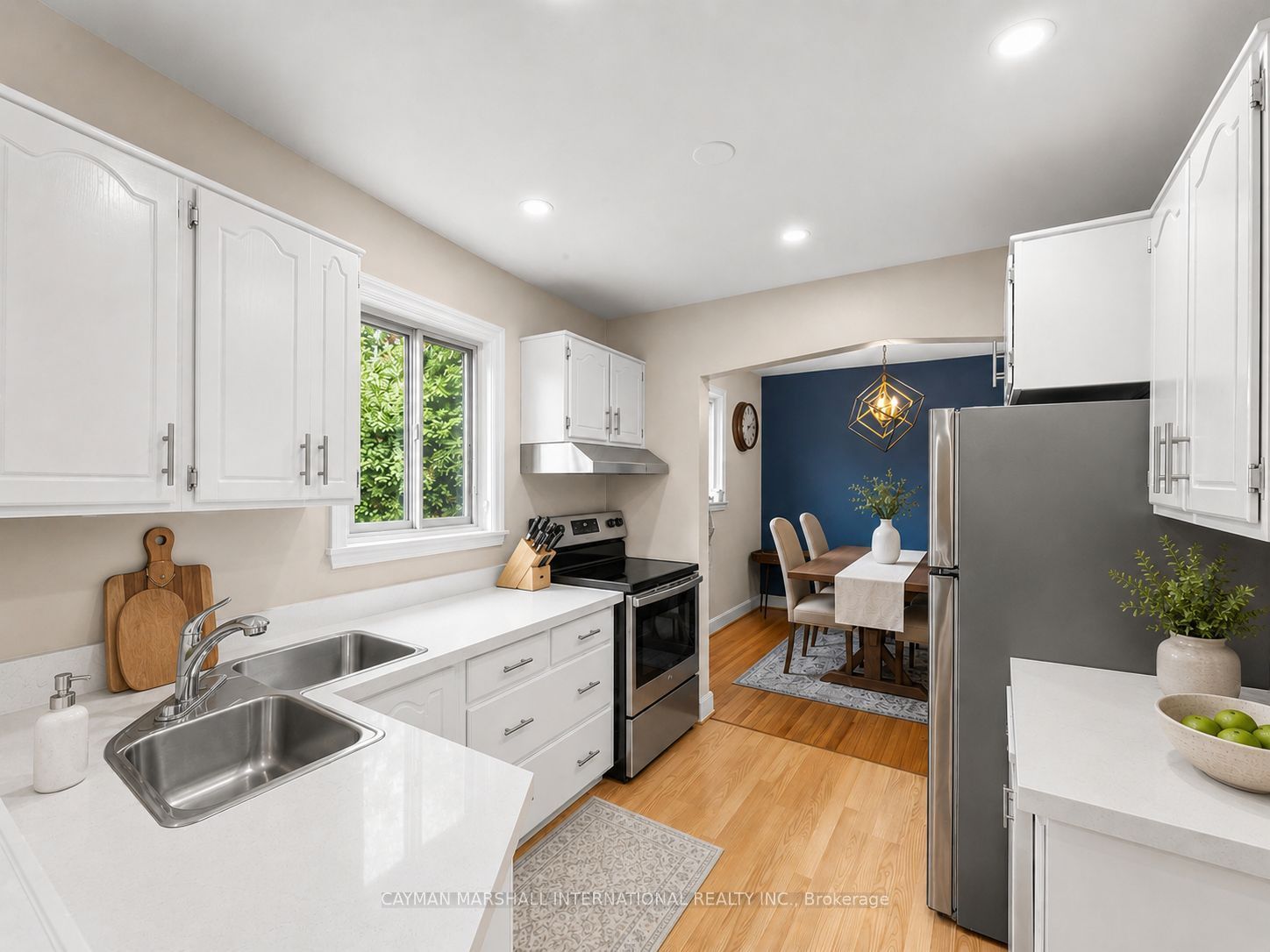 27 Maple Avenue N, Mississauga, ON L5H 2R9 photo 2