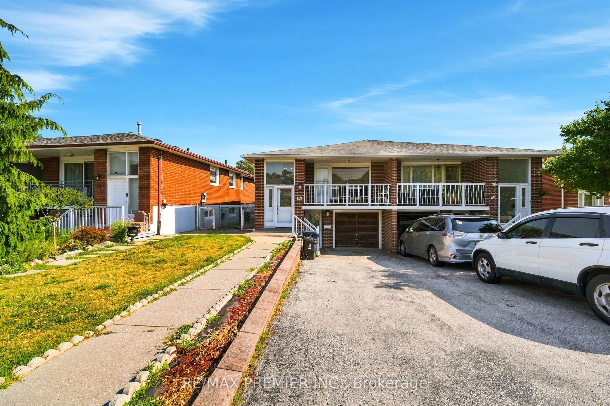 15 Madonna Gardens, Toronto, ON M9L 2T5 photo 2